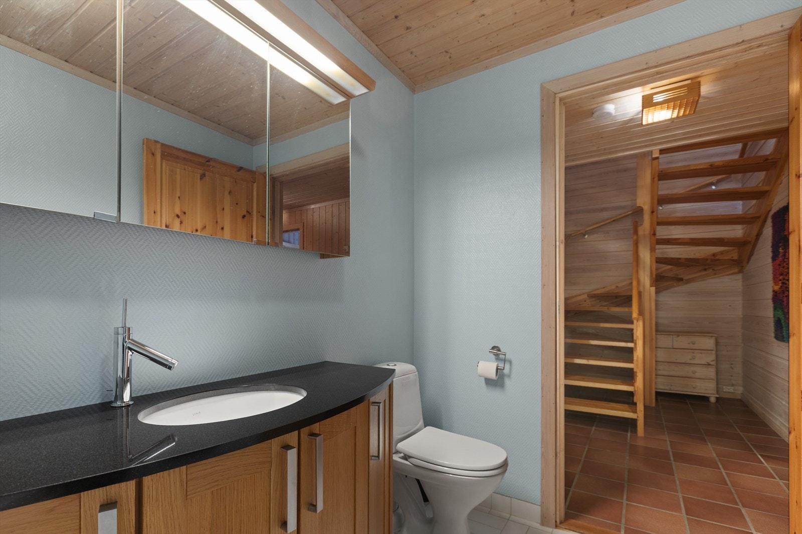 Innredning, servantskap og toalett er byttet etter byggeår. Galleribilde