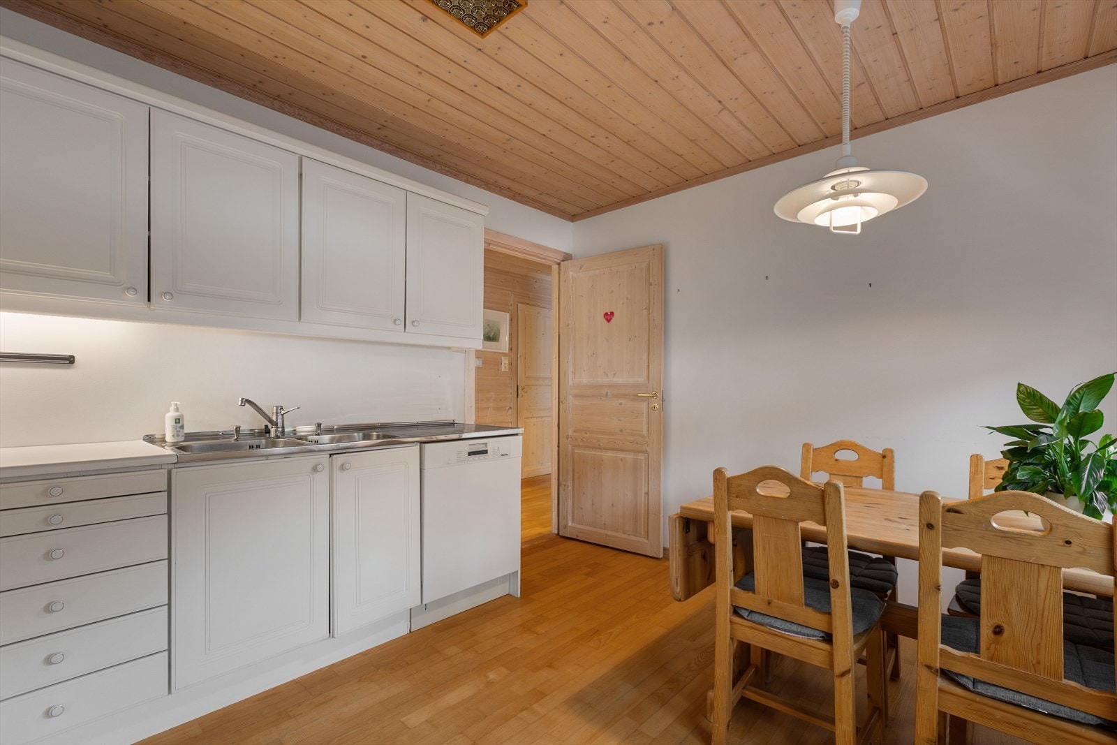 Kjøkkenet er utstyrt med komfyr, oppvaskmaskin og kjøl/frys. Galleribilde