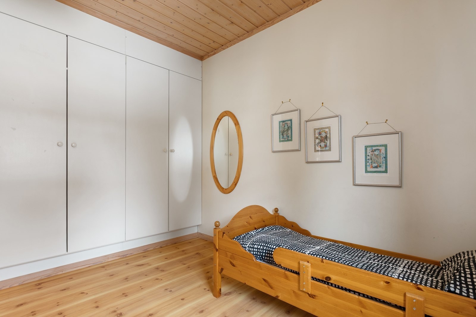 Integrerte garderobeskap gir god oppbevaringsplass. Galleribilde