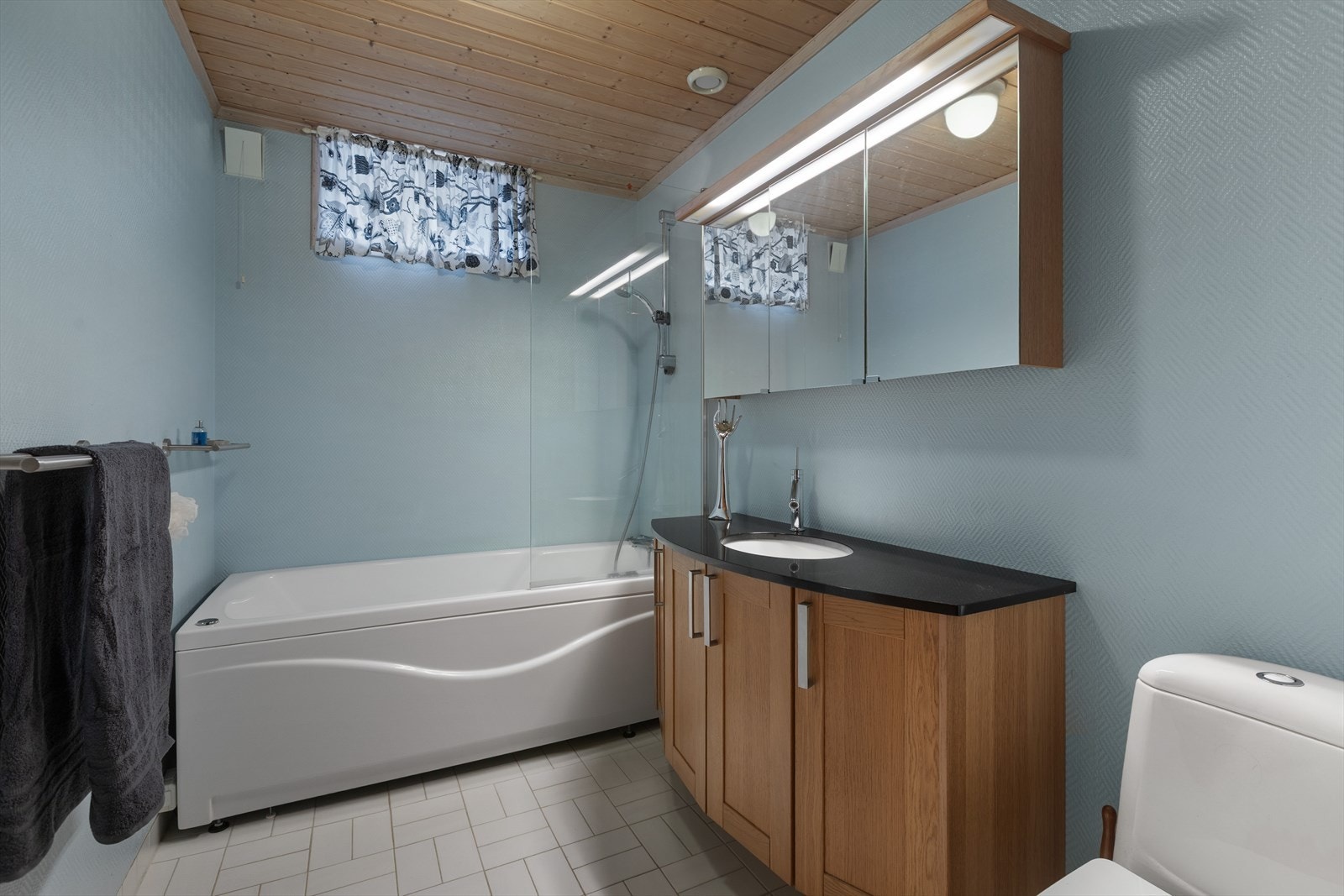 Badet i kjelleren har varmekabler i gulvet og er utstyrt med badekar. Galleribilde