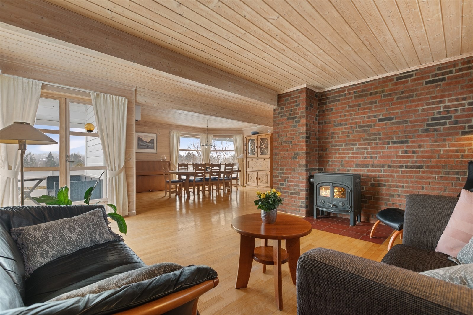 Den åpne løsningen mellom stue og spisestue gir en god romfølelse. Galleribilde