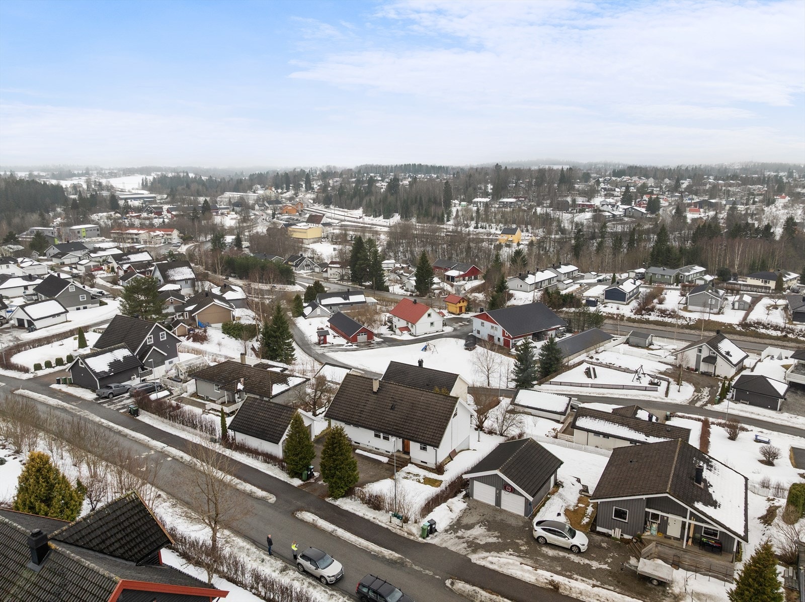 Boligen ligger i et etablert boligområde, hovedsakelig bestående av eneboliger. Galleribilde