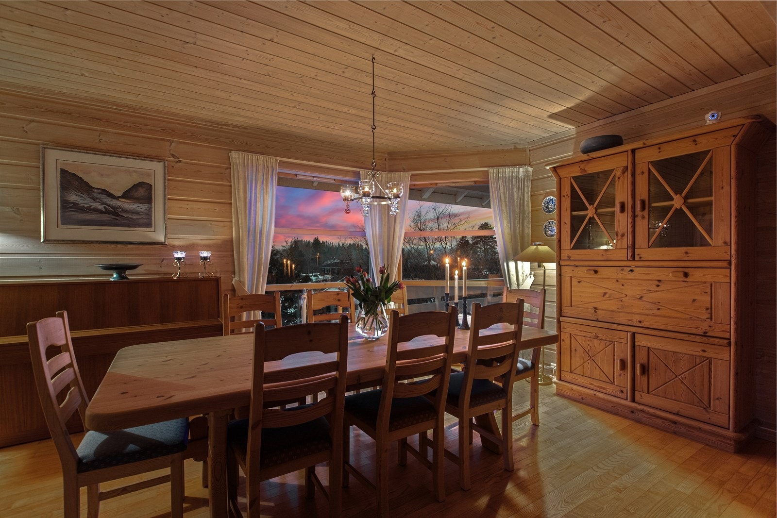 Her kan man nyte middagen med utsikt over nærområdet. Galleribilde