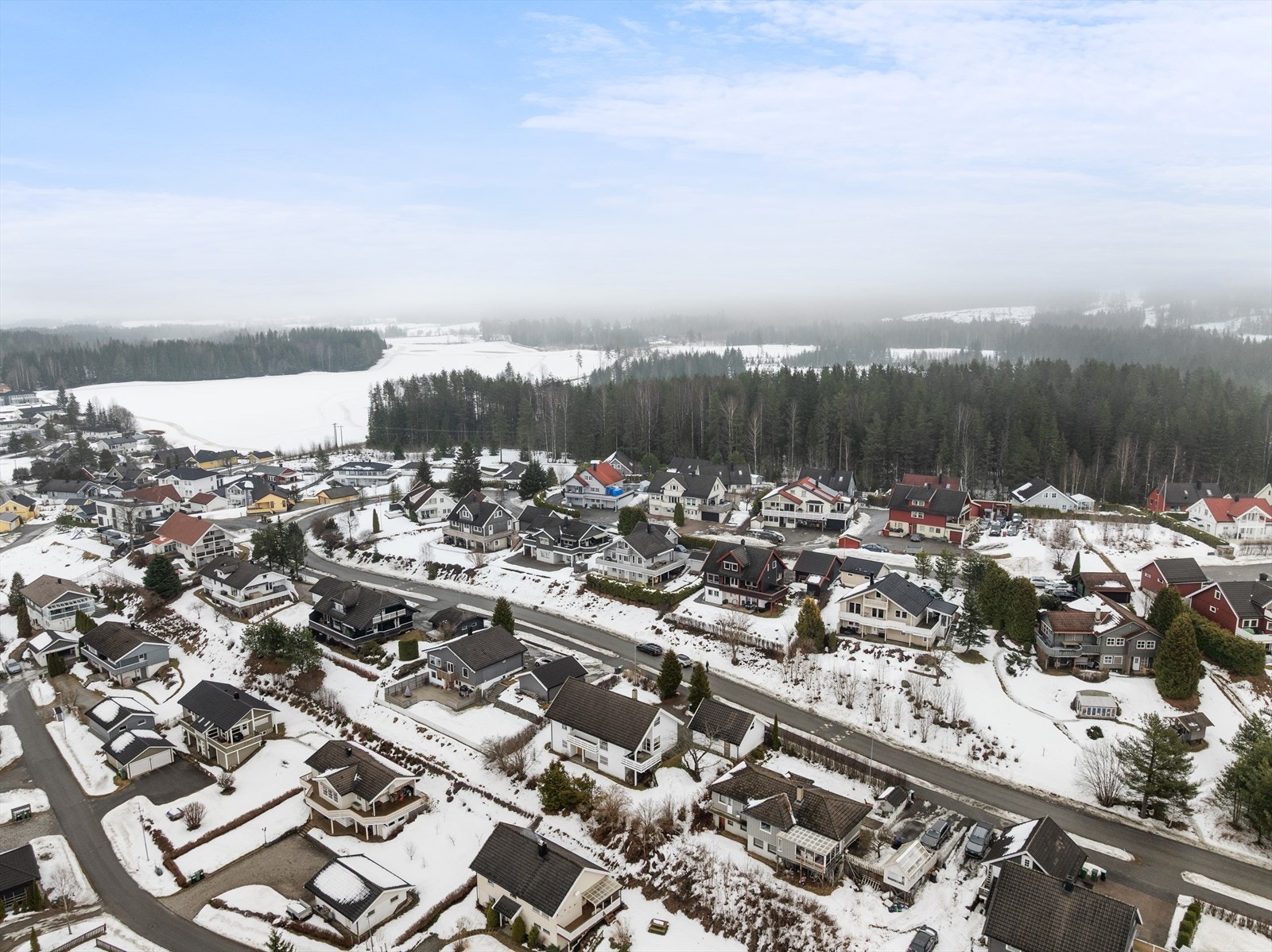 Området har umiddelbar nærhet til skog og mark, med flotte turmuligheter rett utenfor døren. Galleribilde