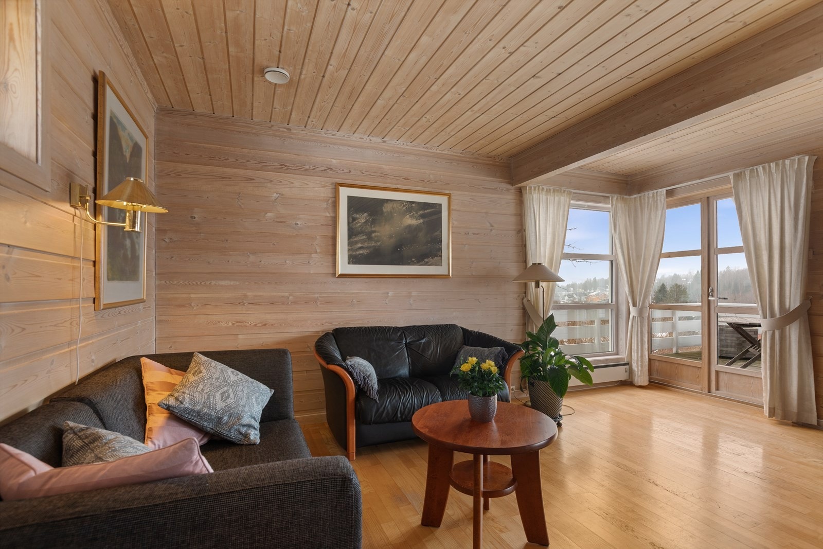 Fra stuen er det direkte utgang til en vestvendt balkong. Galleribilde