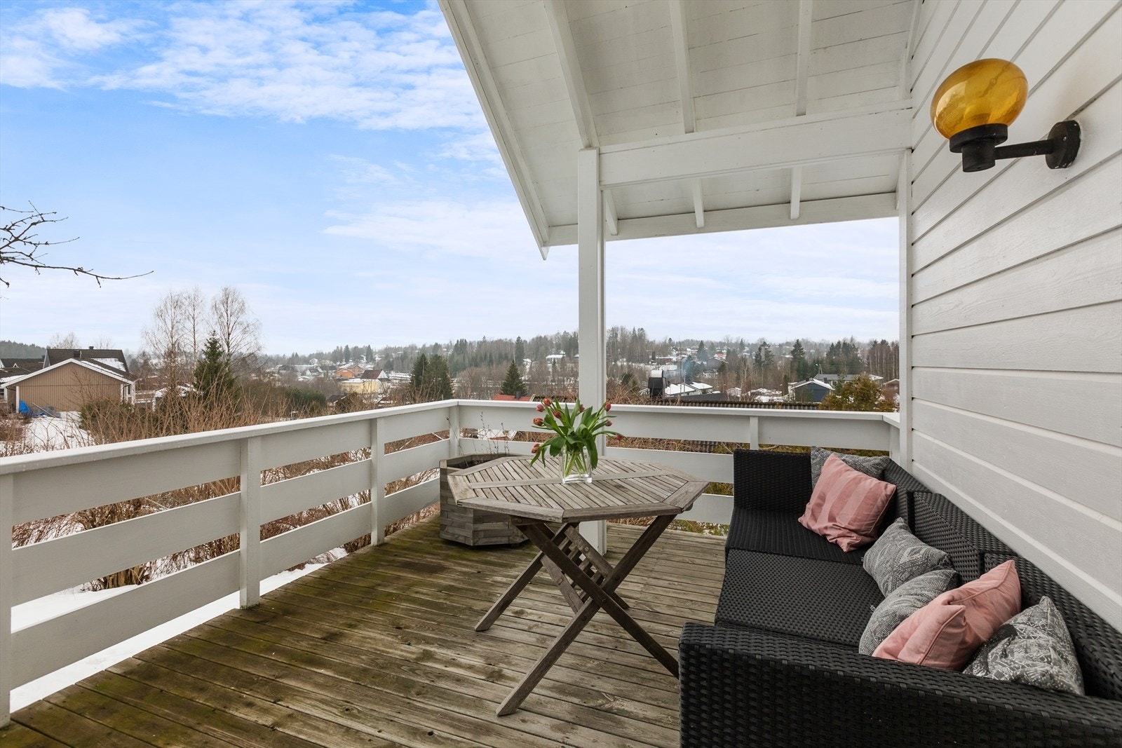 En fin uteplass med god oversikt over nærområdet. Galleribilde