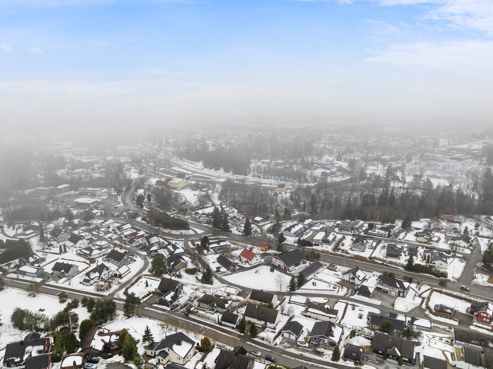Fra eiendommen er det kun 9 minutters gange til Dal stasjon, med pendlertog mot Oslo og Gardermoen. Det går også hyppig buss til Eidsvoll og Jessheim. Galleribilde
