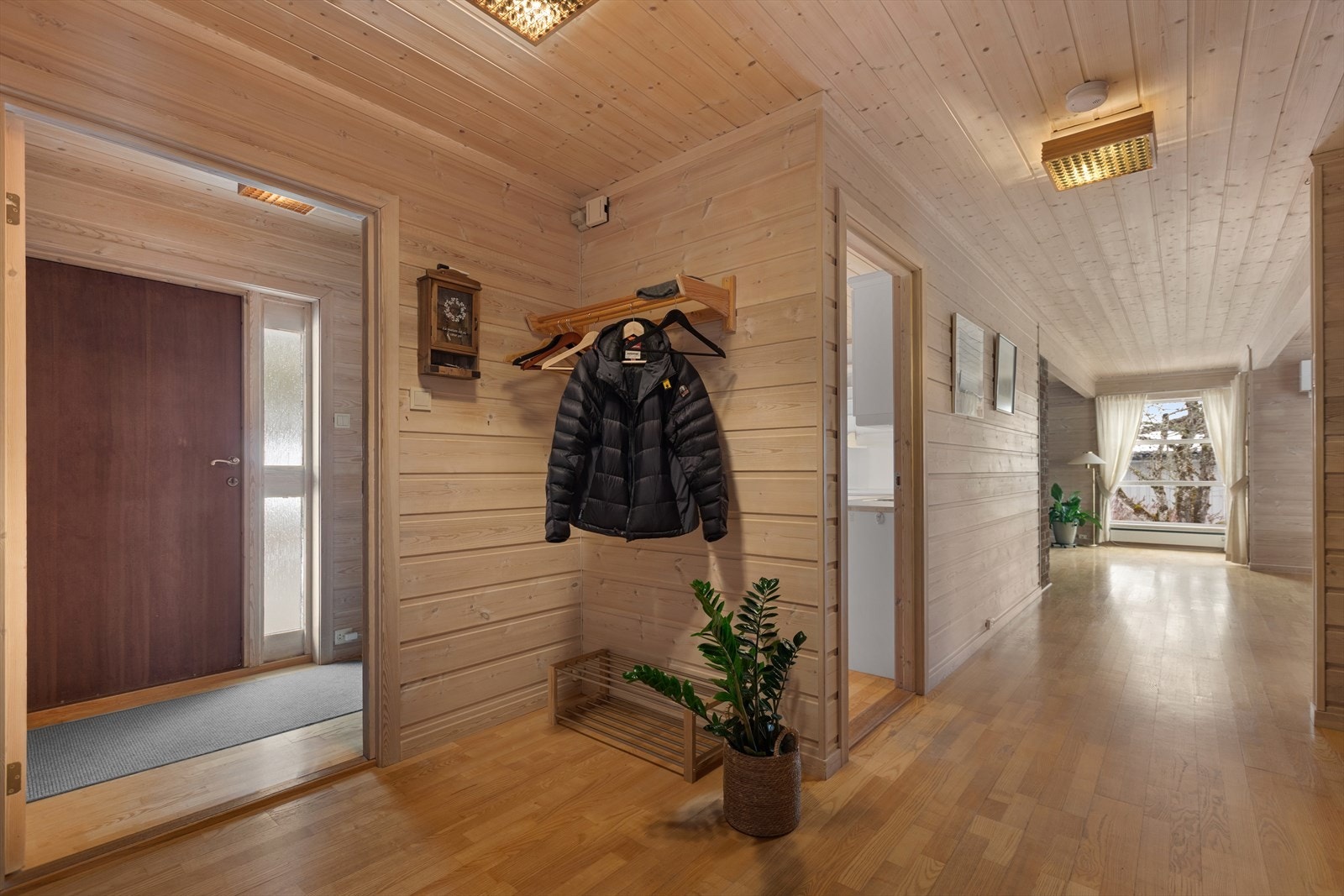 Fra gangen er det adkomst til etasjens rom. Gjennomgående to-stavs parkett og panel på vegger. Galleribilde