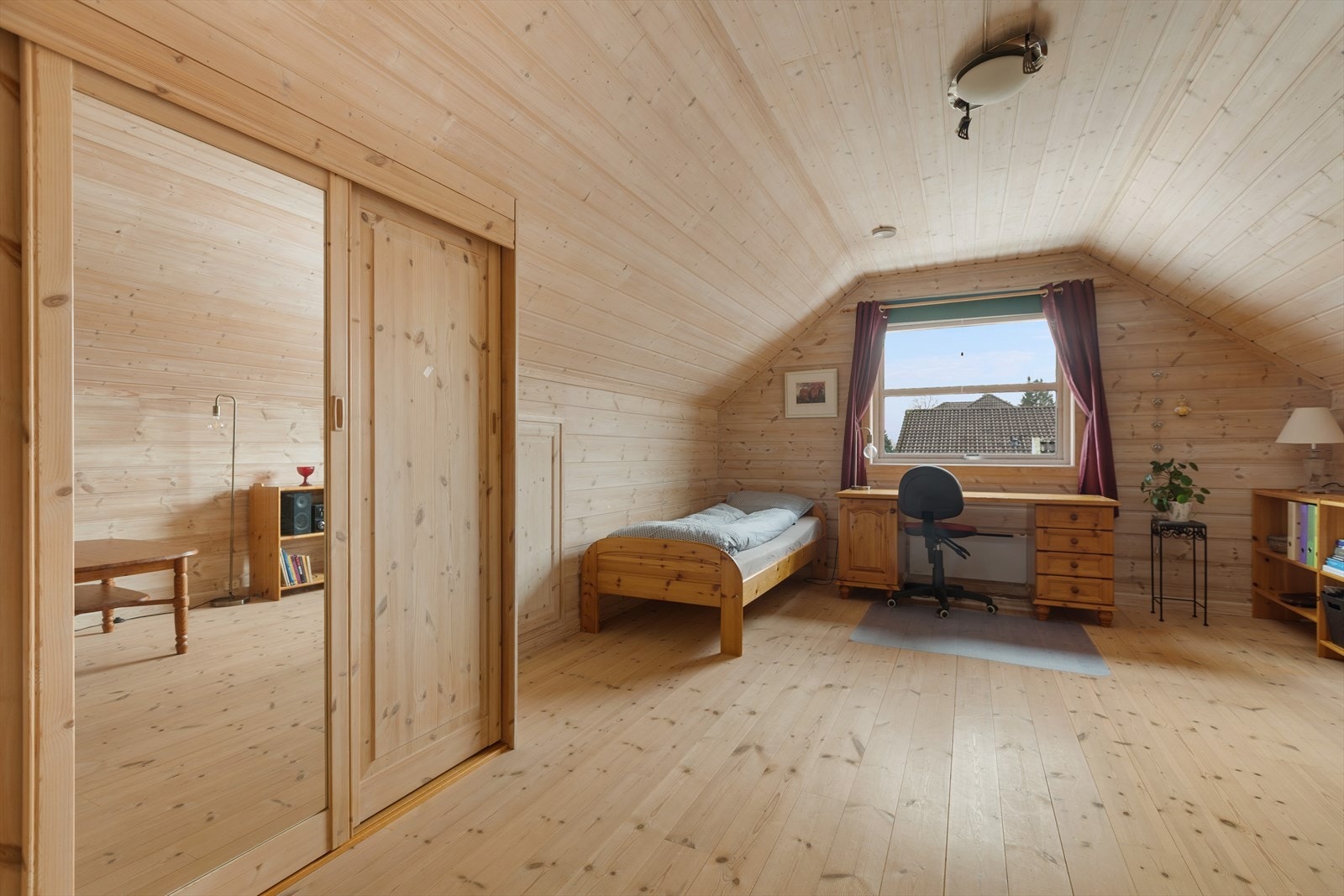 En stor skyvedørsgarderobe gir rikelig med oppbevaring. Galleribilde