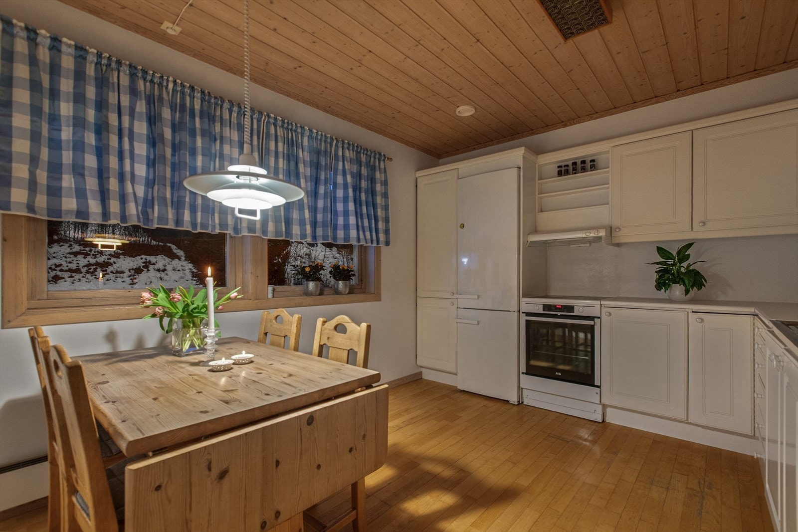 Kjøkkeninnredning fra Sigdal med profilerte fronter og spiseplass ved vinduet. Galleribilde