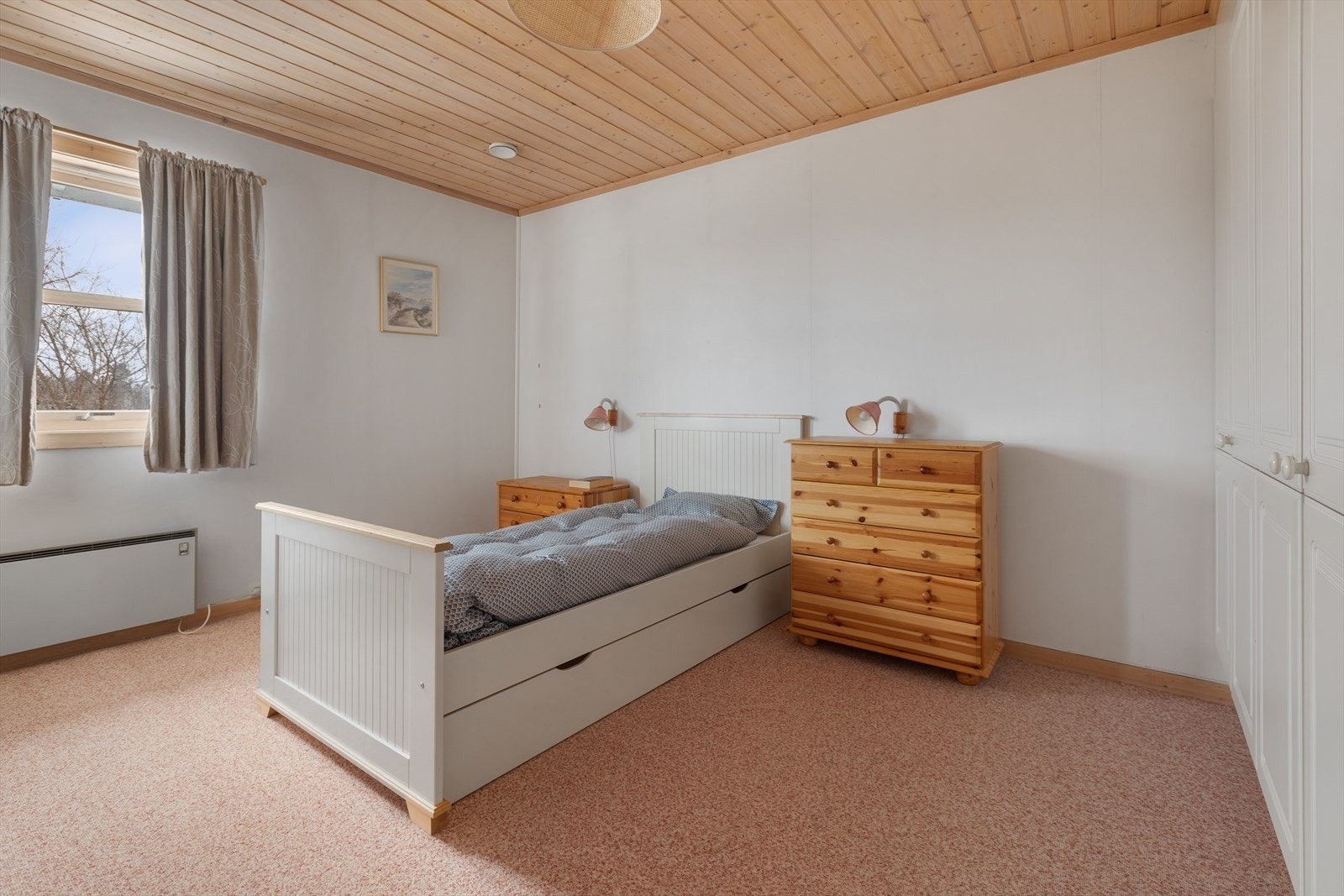 Det andre soverommet i etasjen har teppegulv og plassbygde skap. Galleribilde