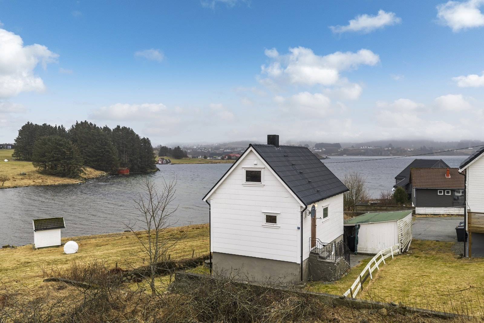 Velkommen til Bøvågvegen 4B! Presentert av Eiendomsmegler 1 v/Tonje Krakk. Foto: Vestbris Galleribilde
