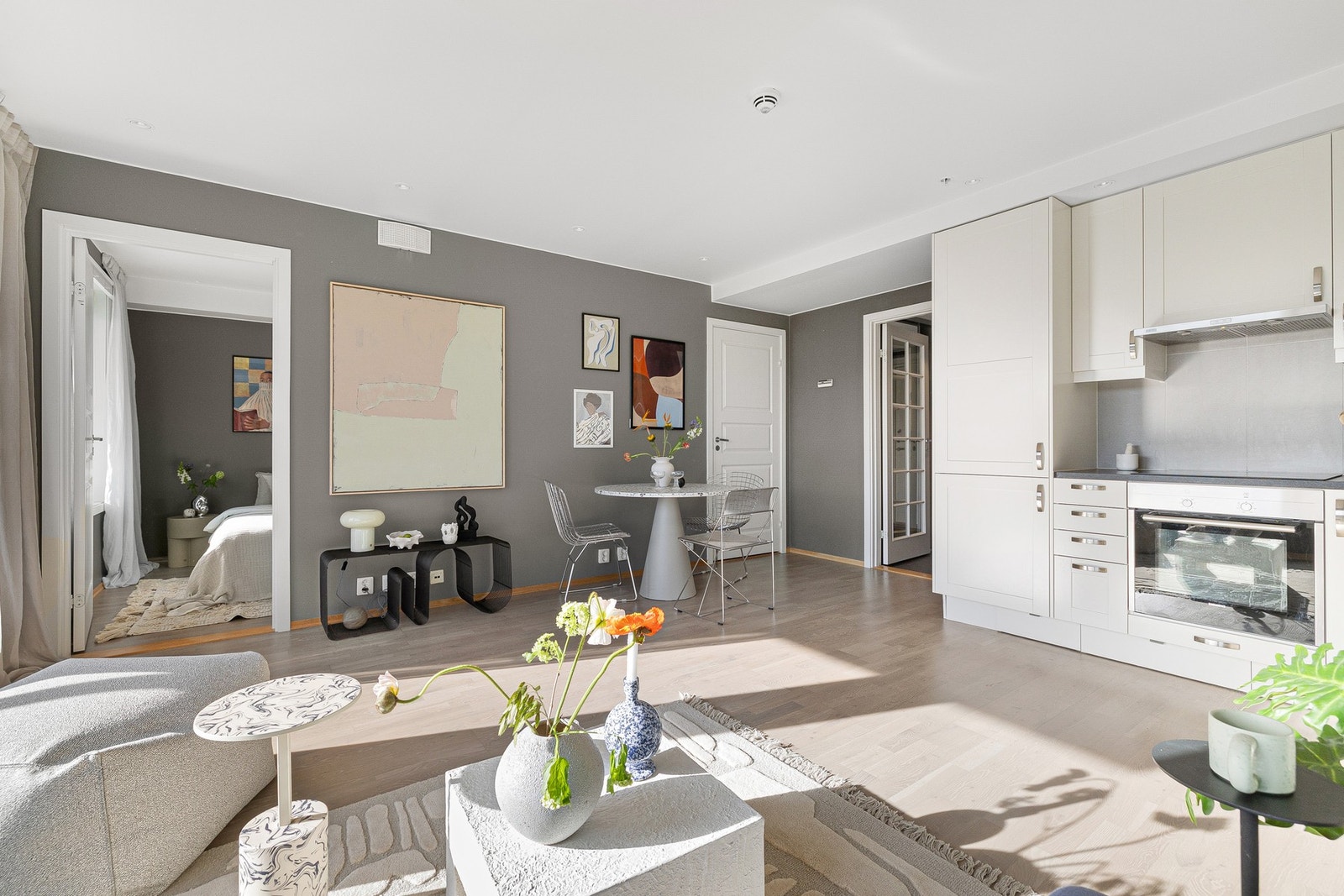 Boligen er utstyrt med et moderne Nilan ventilasjonsanlegg, som gir mulighet for å regulere både varme, fuktighet og temperatur på varmtvann. Galleribilde