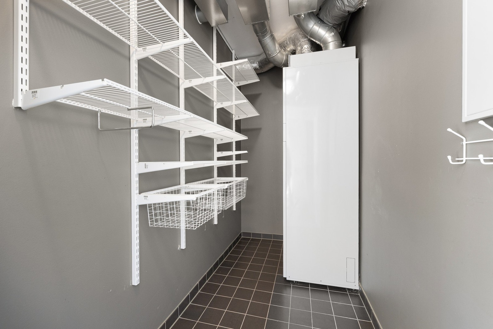 I tilknytning til gangen har boligen en innvendig bod på 3,66m² med gode oppbevaringsmuligheter. Galleribilde