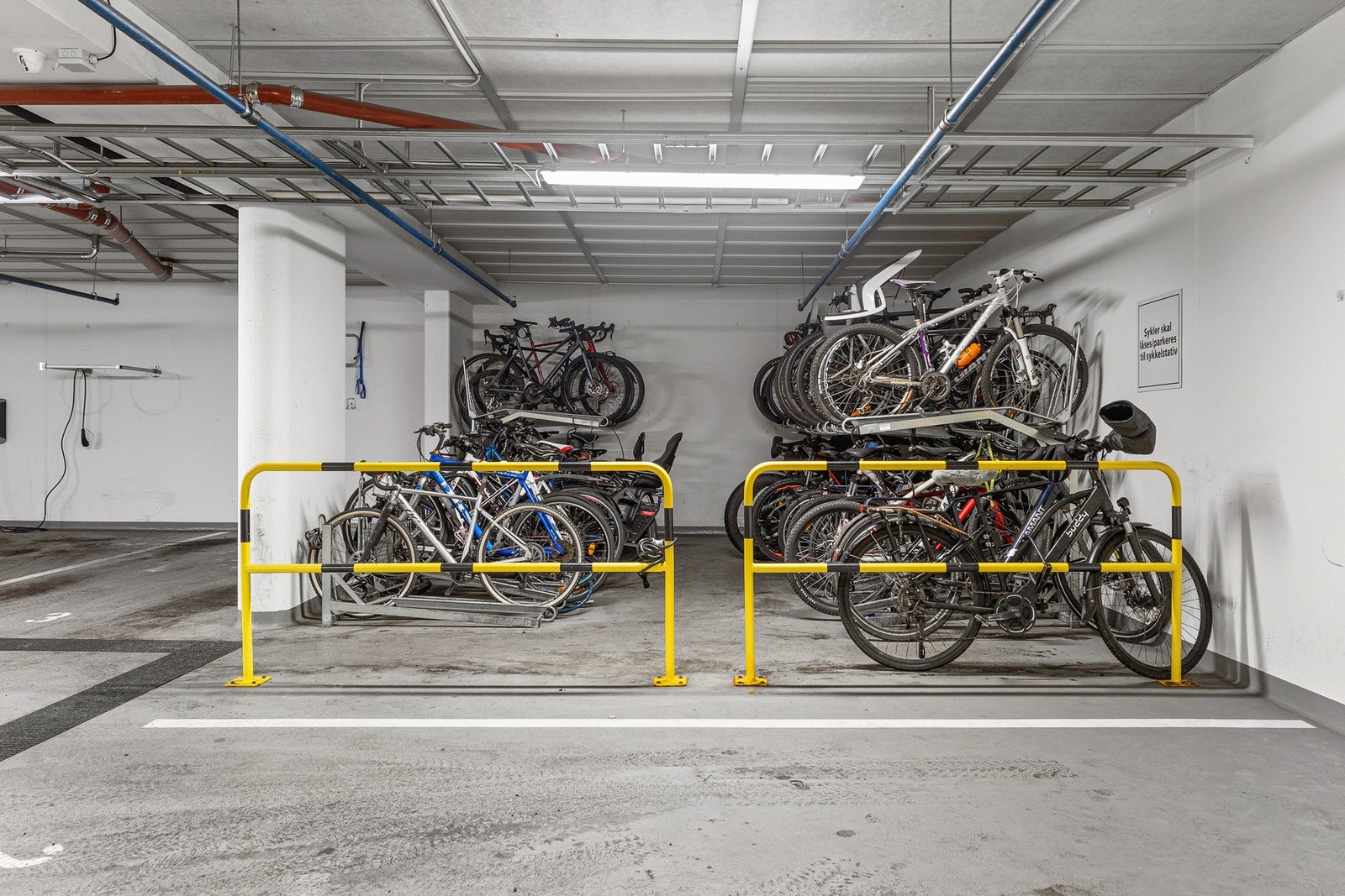Felles sykkelparkering. Galleribilde