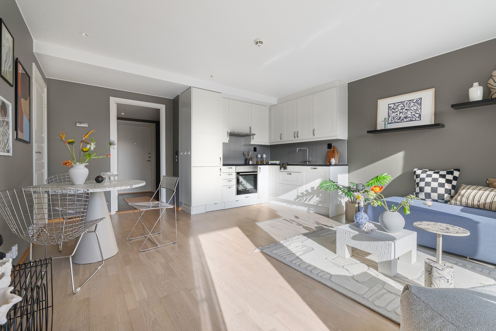 Stuen har en svært god planløsning med fleksible møbleringsmuligheter, hvor det er naturlig plass til både spisebord, sofa, TV-løsning og stuebord. Galleribilde