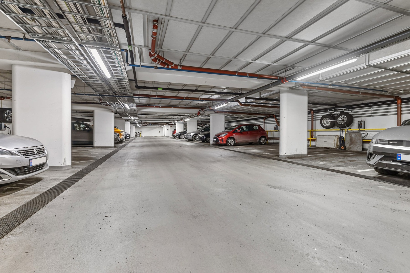 Garasjeanlegg hvor det ved ledighet kan være mulighet for kjøp/leie av garasjeplass. Galleribilde