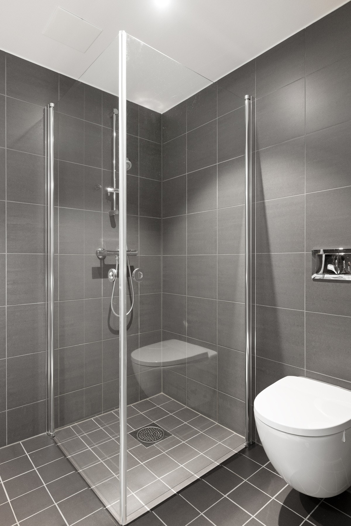 Badet har flislagte overflater og elektriske varmekabler i gulvene. Galleribilde