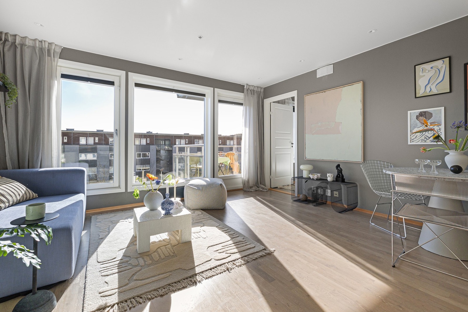 Dette er en moderne og innbydende 2-roms beliggende på toppen av Årvoll. Galleribilde