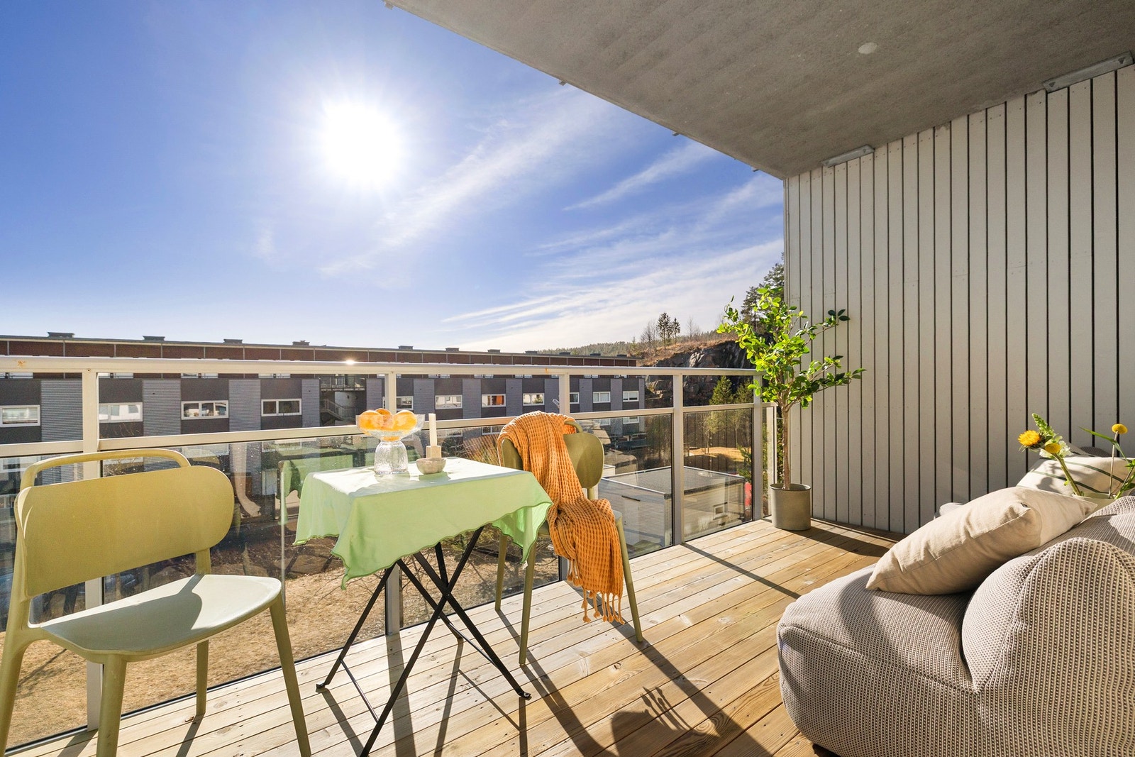 Fra stuen er det utgang til en solrik balkong på ca. 9m², med en attraktiv sørvestvendt beliggenhet. Galleribilde