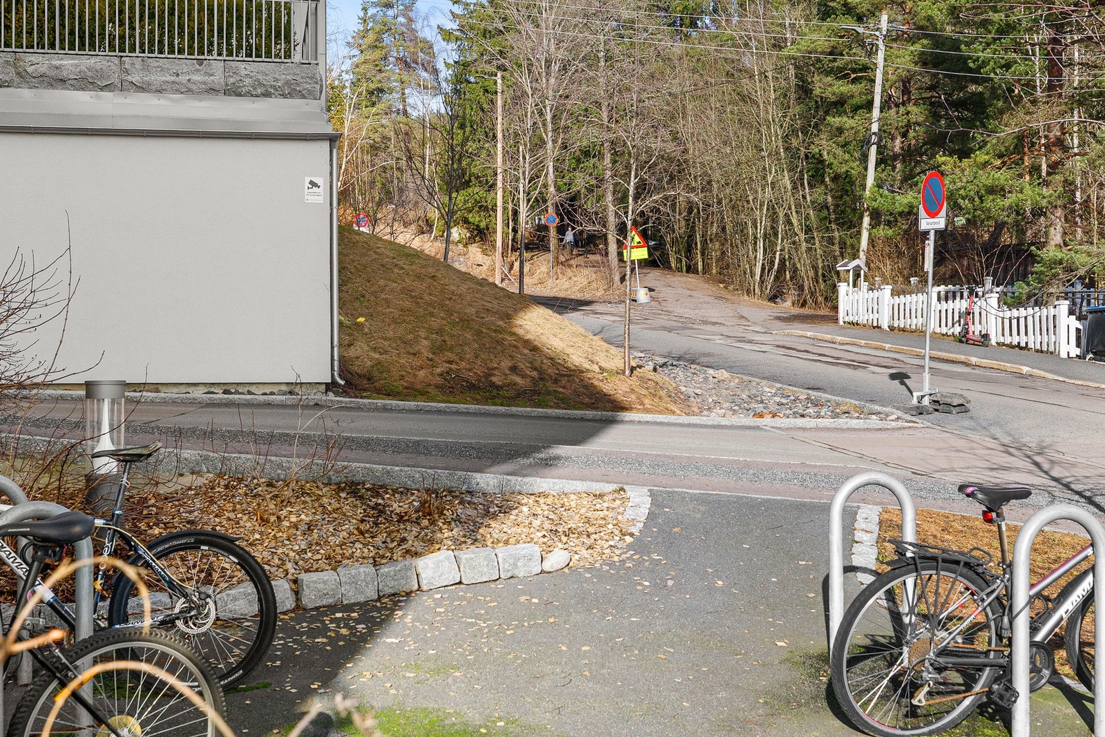 Boligen ligger rett ved grensen til Lillomarka med gode muligheter for både gåturer, sykling og langrenn. Galleribilde