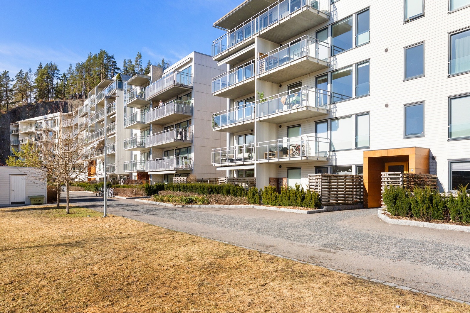 Boligen ligger i frodige og naturskjønne omgivelser med umiddelbar tilgang til et variert tilbud av tur- og aktivitetsmuligheter året rundt. Galleribilde