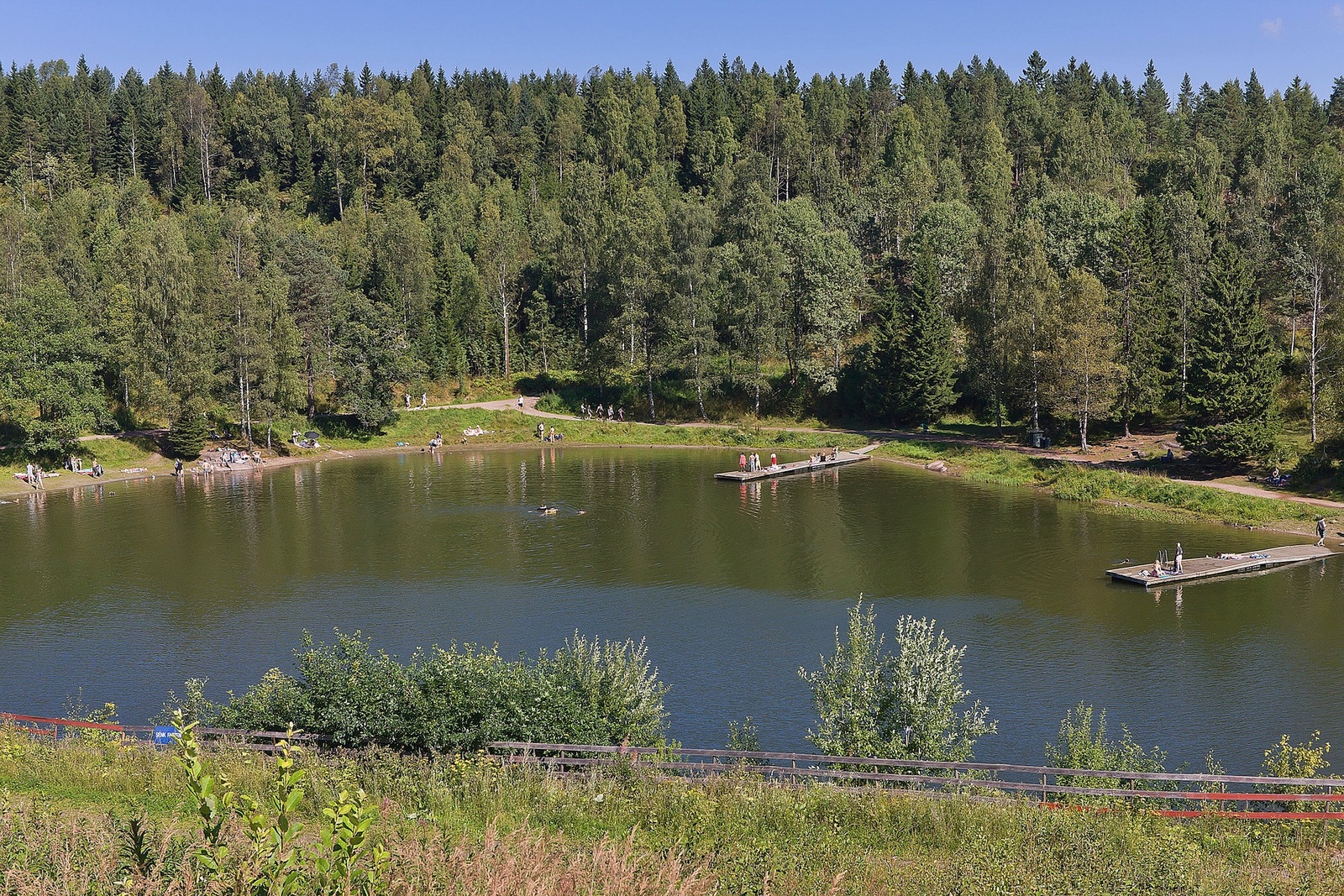 Det er kort vei fra boligen inn i marka til nydelige områder som bl.a. Isdammen (ca. 2 min gange) og Trollvann (avbildet). Galleribilde