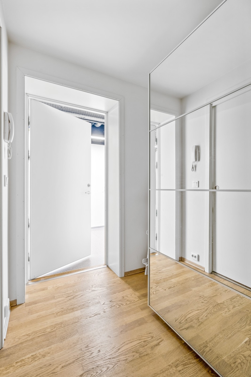 Entré med praktiske oppbevaringsløsninger. Galleribilde