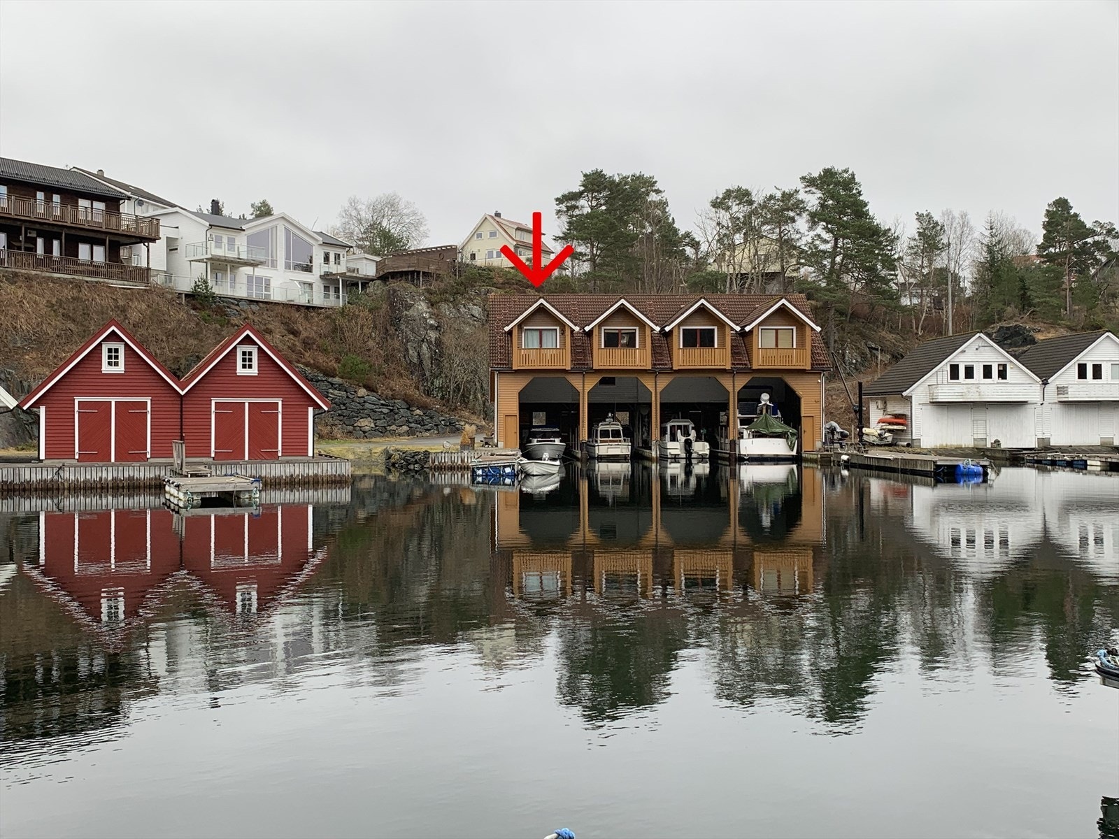Flott naust med båtgarasje i Sagvåg! Galleribilde