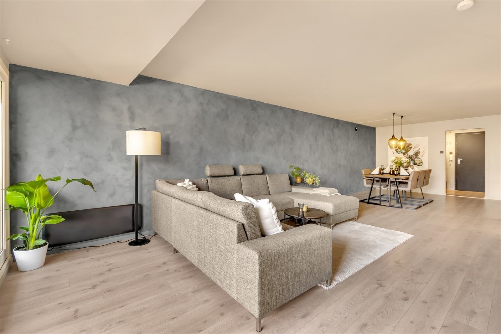 De store vindusflater slipper inn rikelig med naturlig lys og skaper en behagelig atmosfære i hele oppholdsrommet. Galleribilde