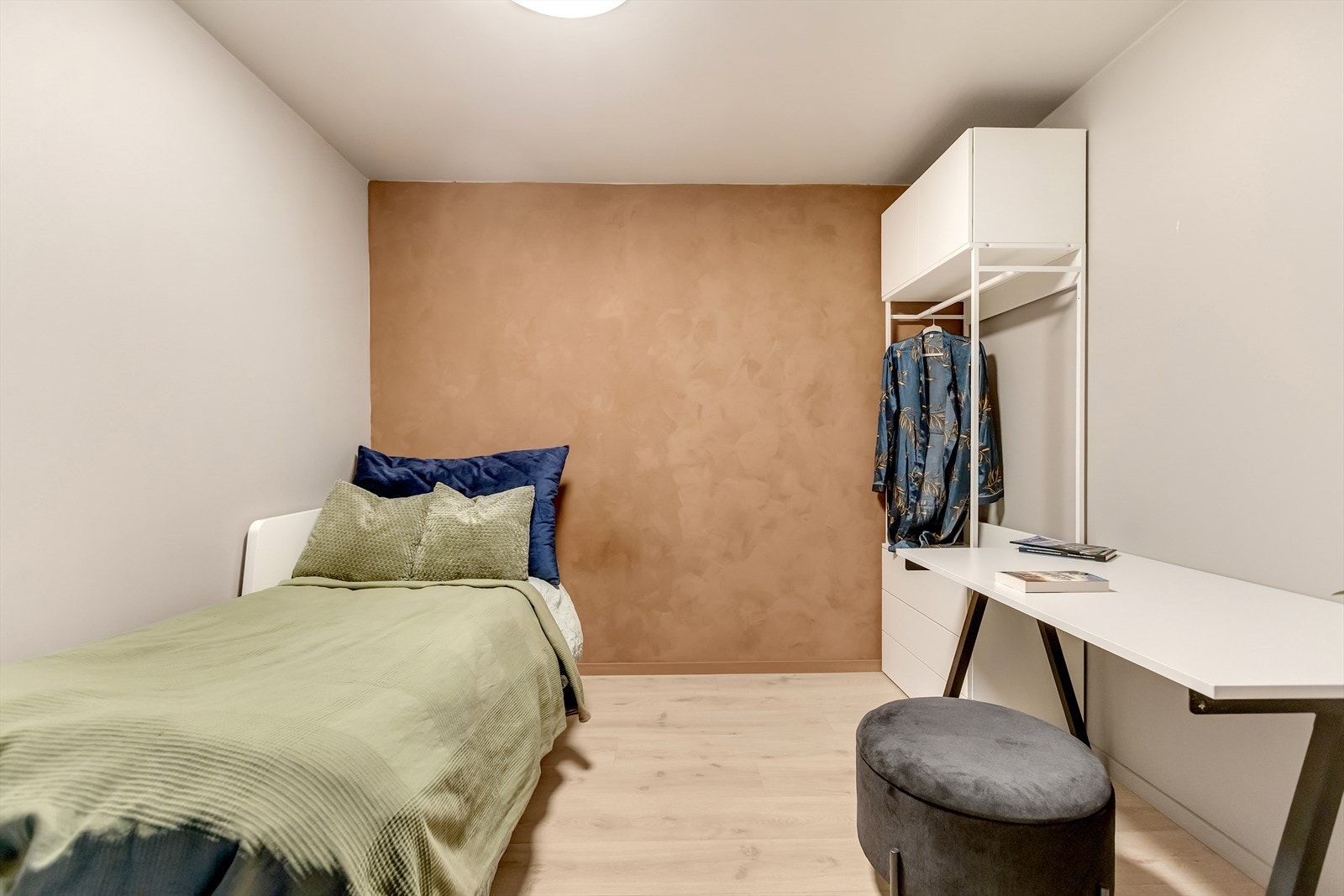 Leiligheten har et praktisk rom som kan brukes til walk-in closet, kontor eller bod. Galleribilde