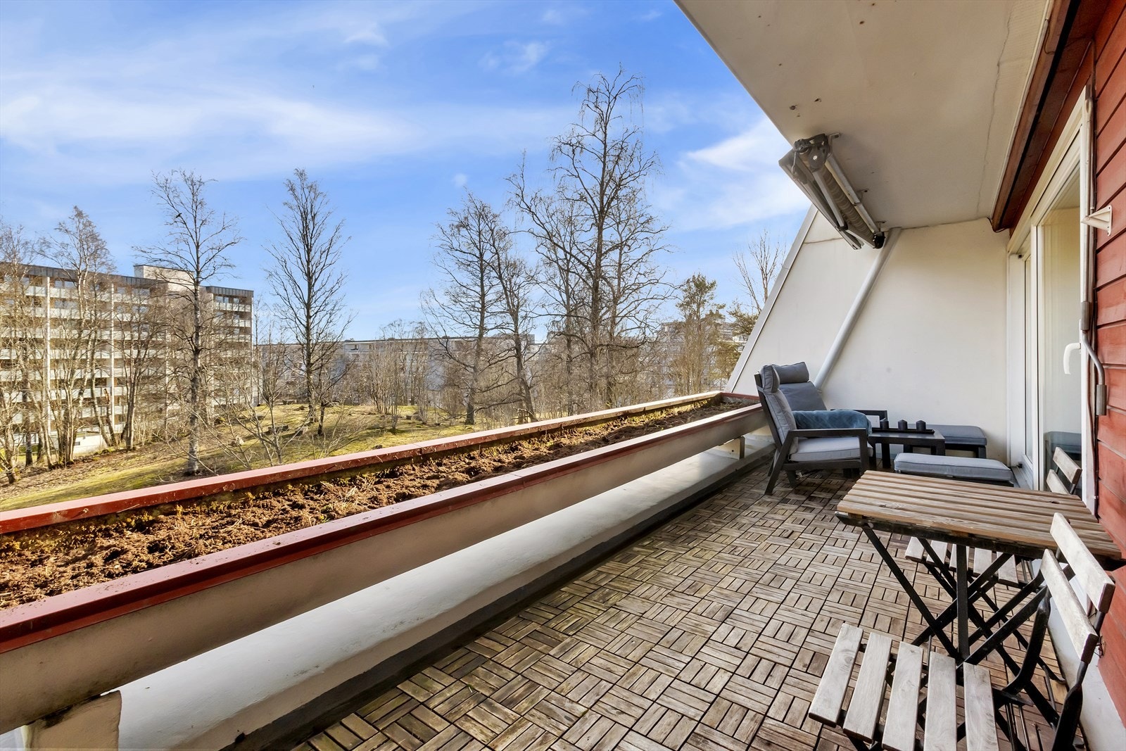 Balkongen fungerer som en naturlig forlengelse av stuen i de varmere månedene, og byr på hyggelige solforhold og utsyn mot grønne omgivelser. Galleribilde