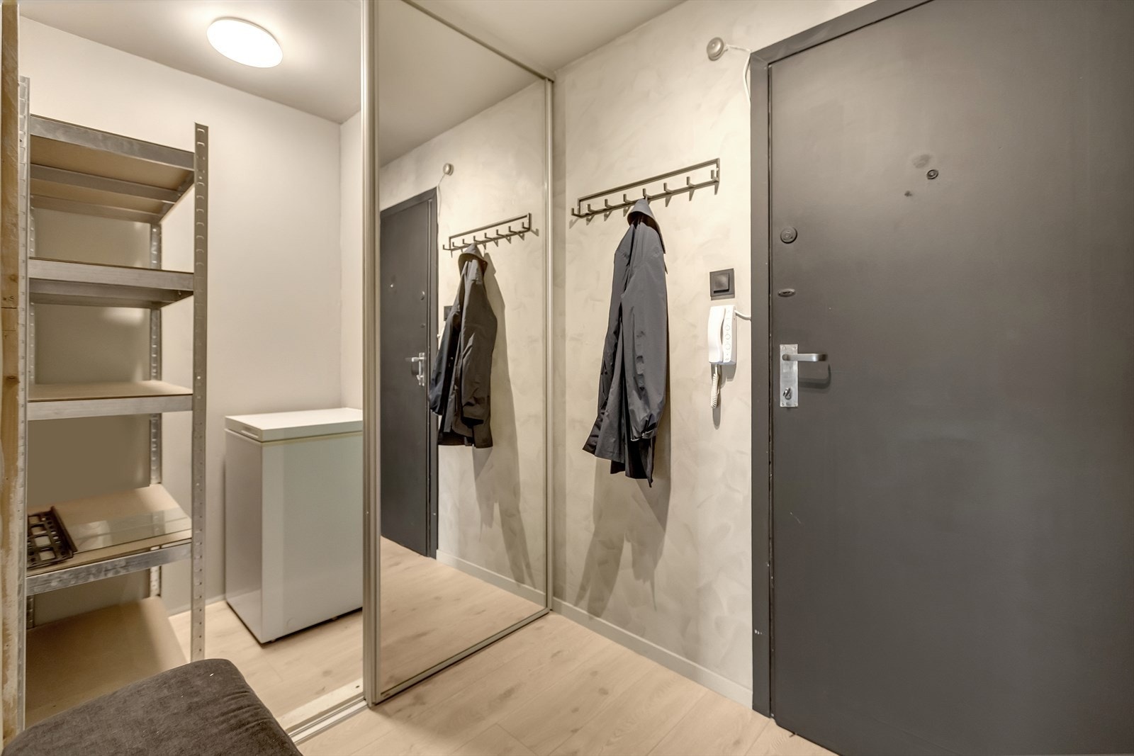 En funksjonell og oversiktlig entré som gjør hverdagen enkel og organisert. Galleribilde