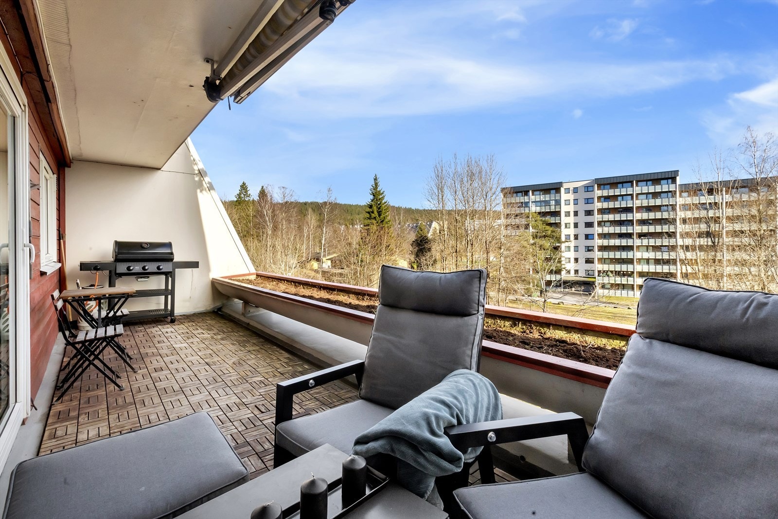 Fra stuen er det utgang til en romslig terrasse på ca. 14 kvm med hyggelig morgen- og formiddagssol og utsyn mot grønne omgivelser. Galleribilde
