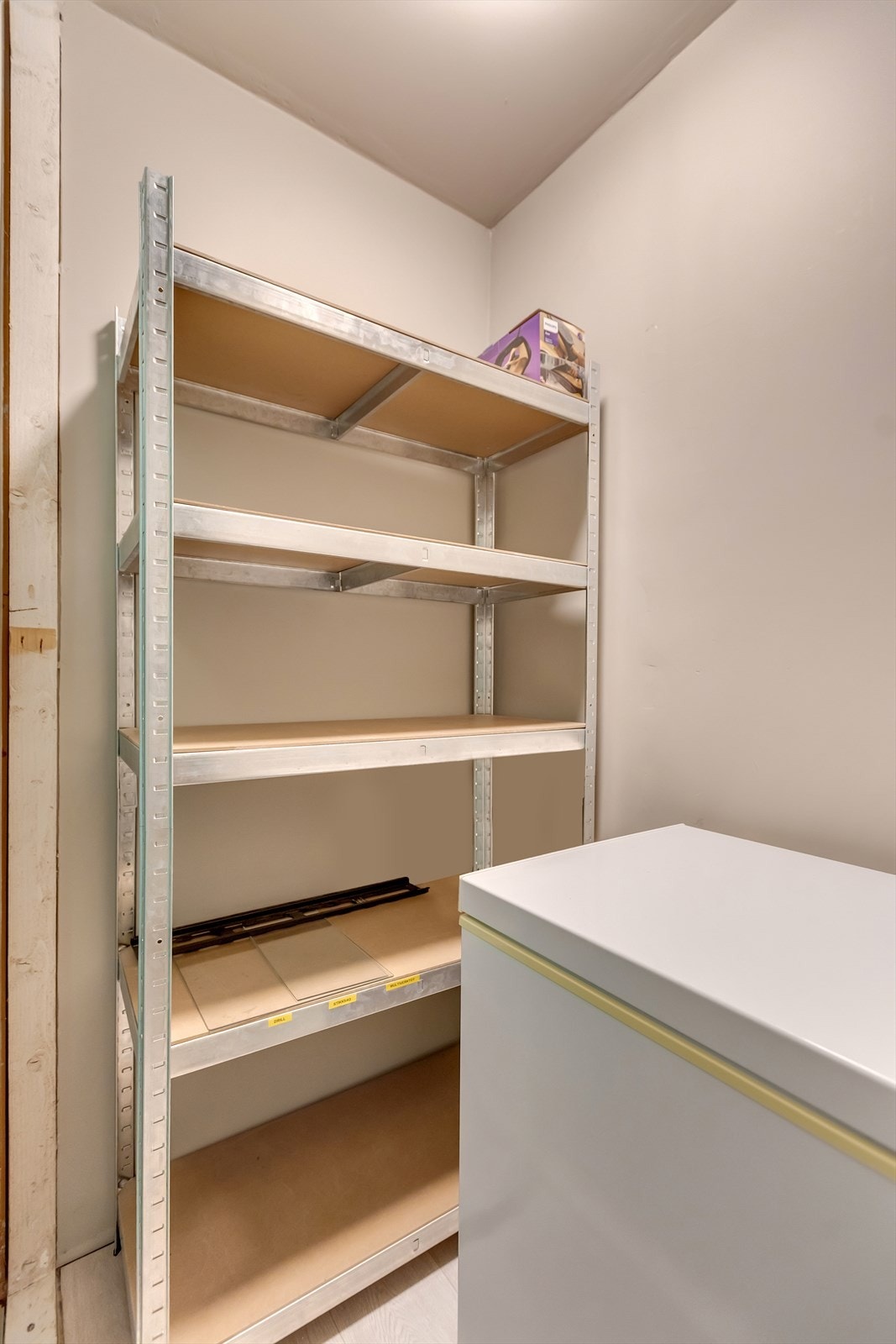 Her er det god plass til yttertøy og sko, samt en romslig garderobeløsning med speildører som både gir rikelig med oppbevaring og bidrar til en følelse av ekstra rom og lys. Galleribilde
