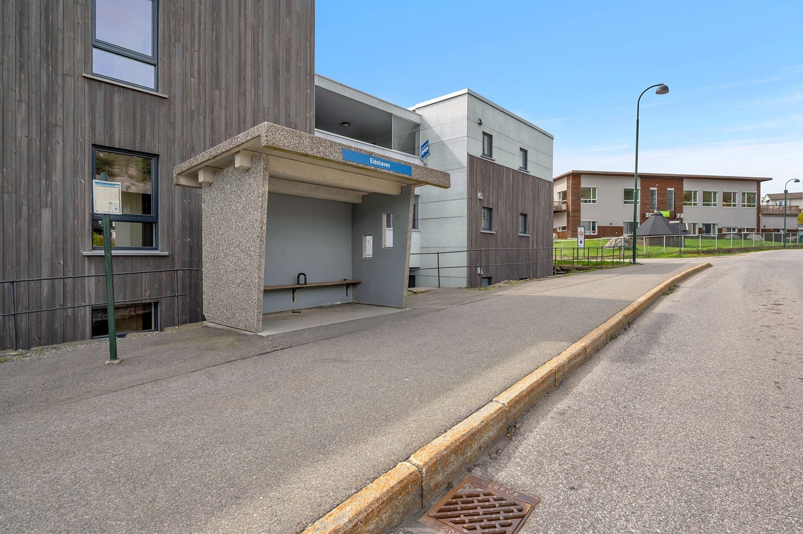 Busstopp rett ved Galleribilde