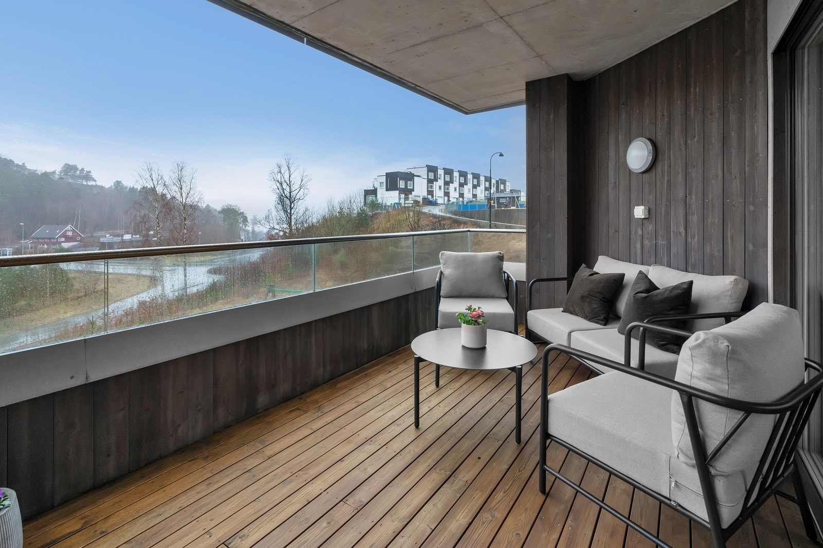 Romslig og solrik, overbygd balkong med fin utsikt. God plass til hagemøbler og grill Galleribilde