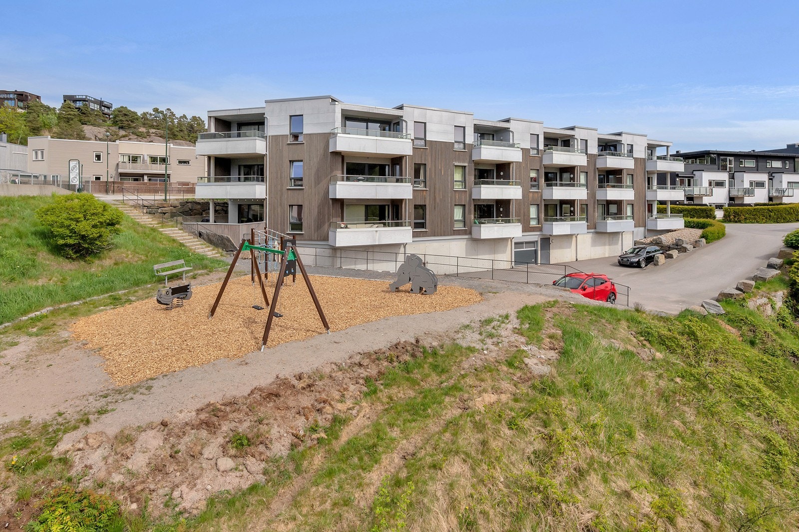 Det er felles gjesteparkeringsplass, samt lekeplass rett ved Galleribilde