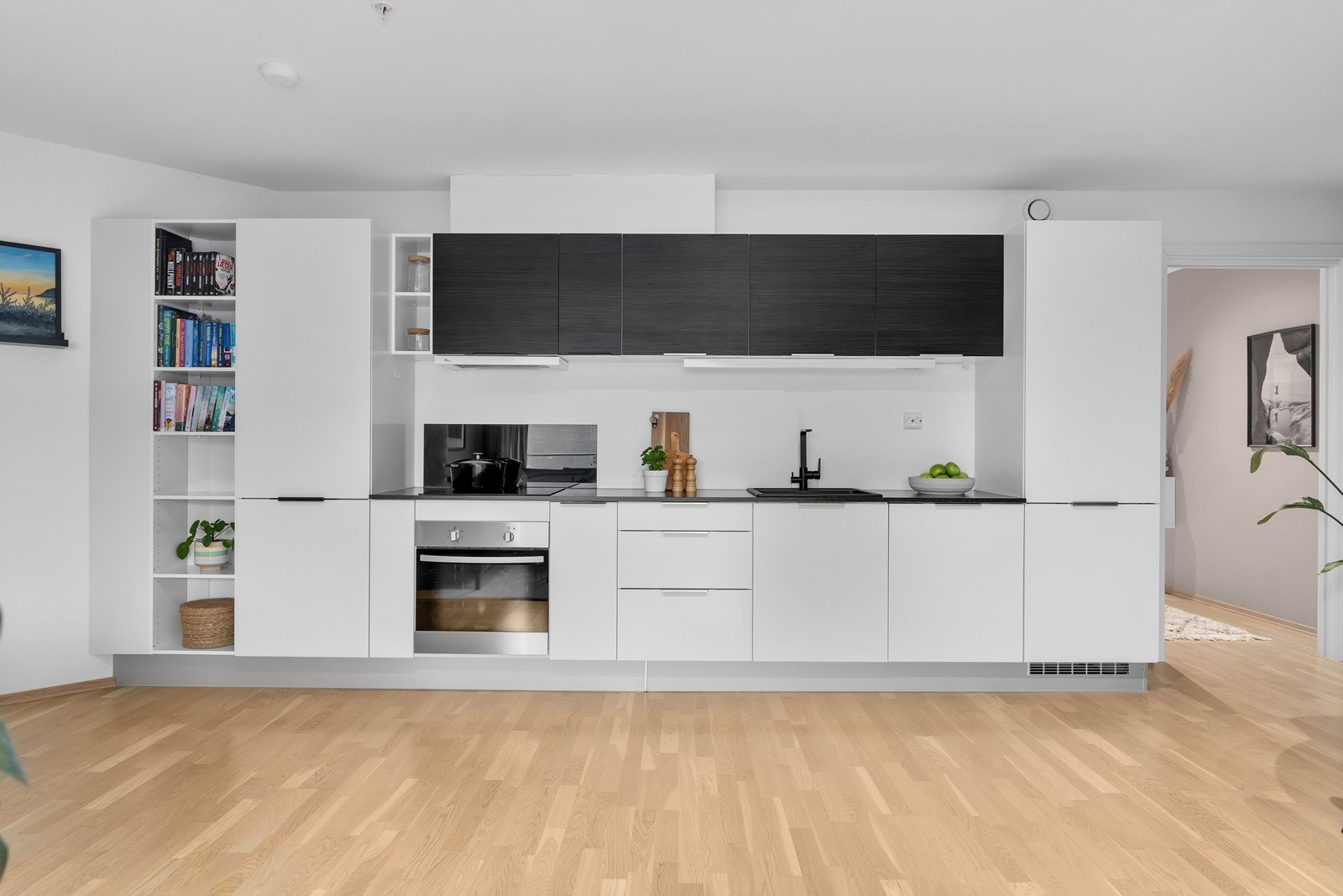 Kjøkkenet har godt med oppbevaringsmuligheter i skuffer og skap Galleribilde