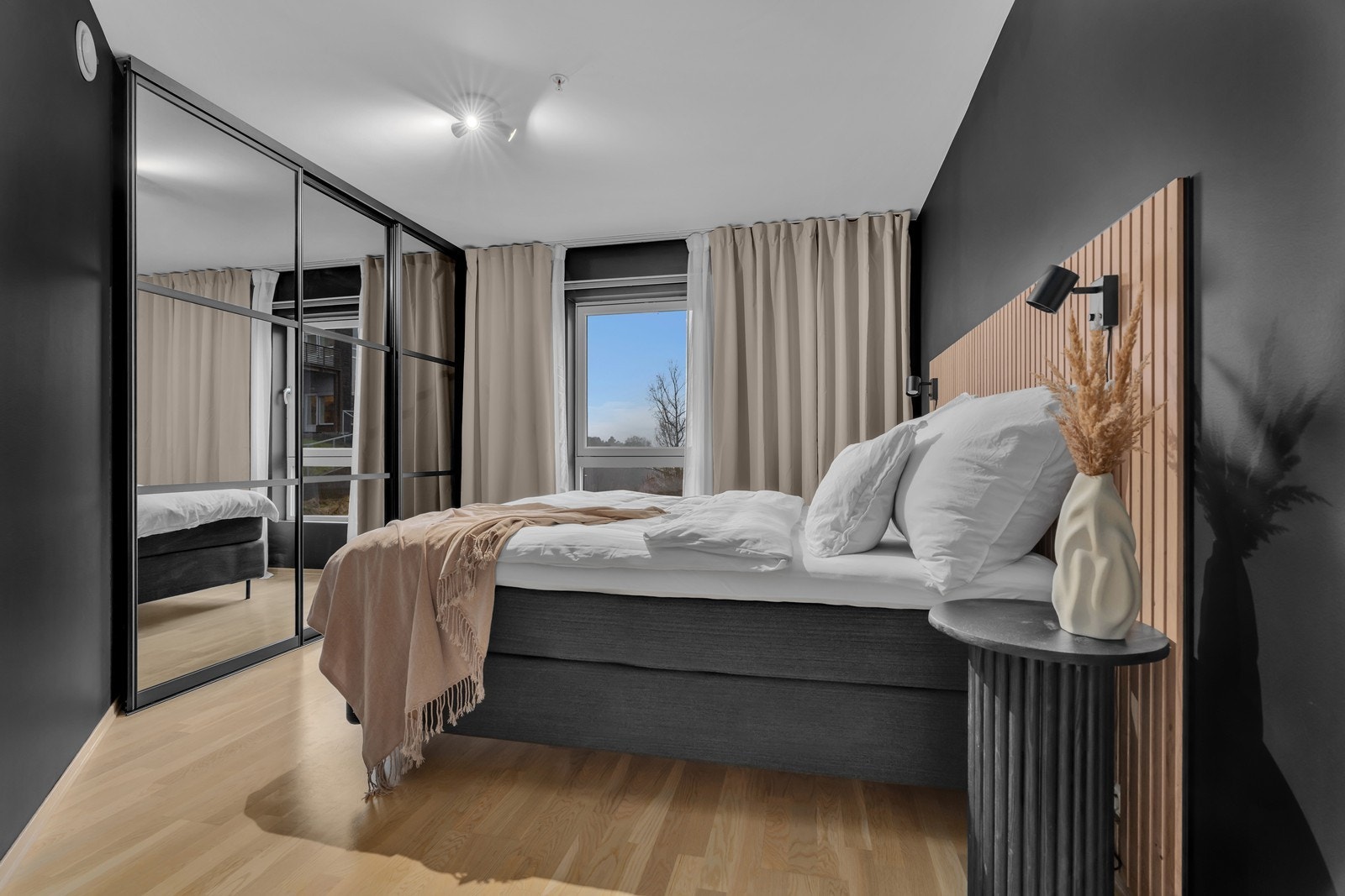 Hovedsoverommet er delikat innredet med sengegavl av spiler (medfølger) og romslig skyvedørsgarderobe Galleribilde