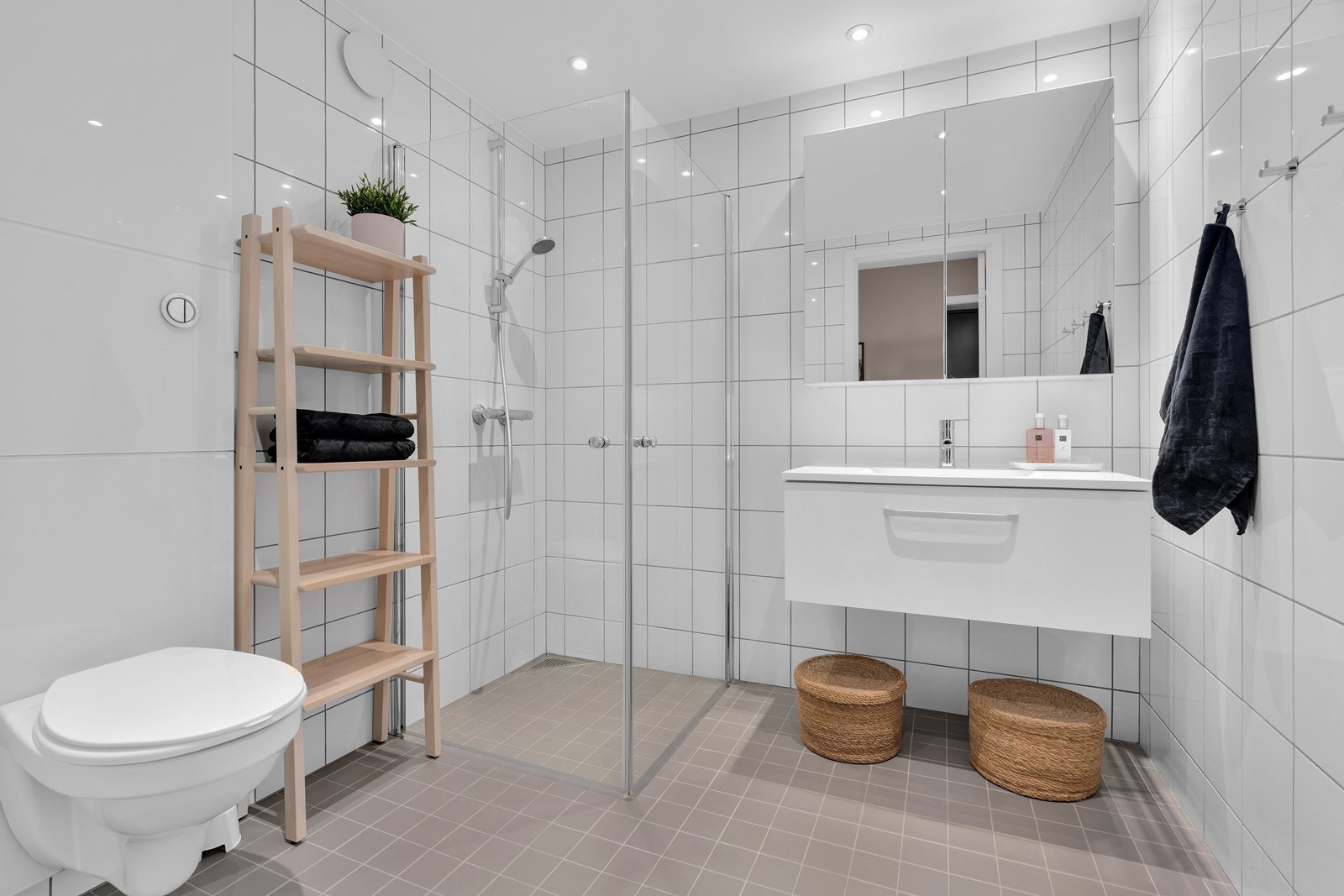 Lekkert, flislagt bad med dusjhjørne Galleribilde