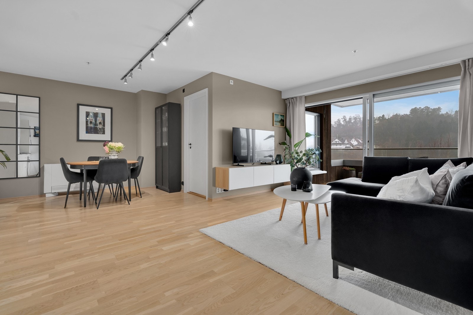 God plass til spisebord og annet ønskelig møblement Galleribilde