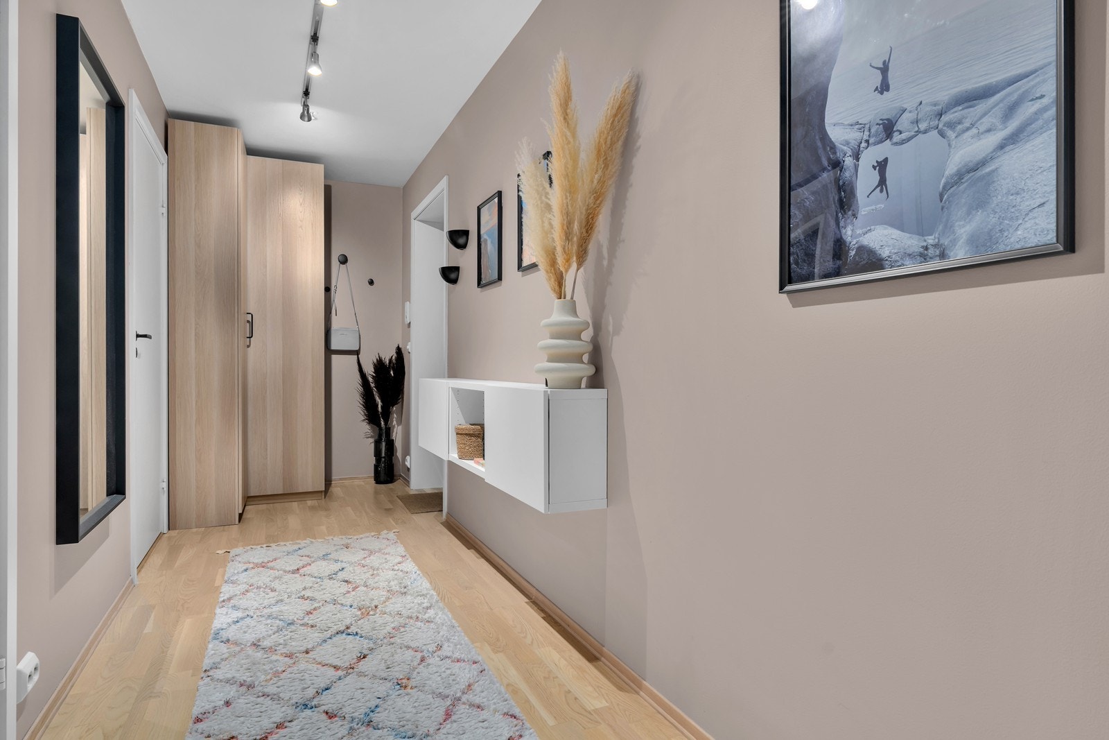 Pax garderobeskap fra Ikea gir godt med oppbevaring til yttertøy og sko Galleribilde