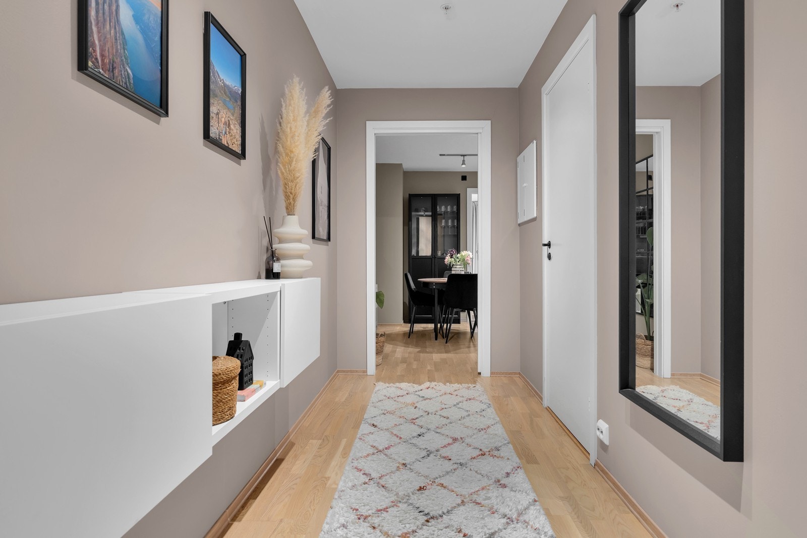 Velkommen inn - gangen gir et godt førsteinntrykk av leiligheten, og er malt i delikate farger Galleribilde