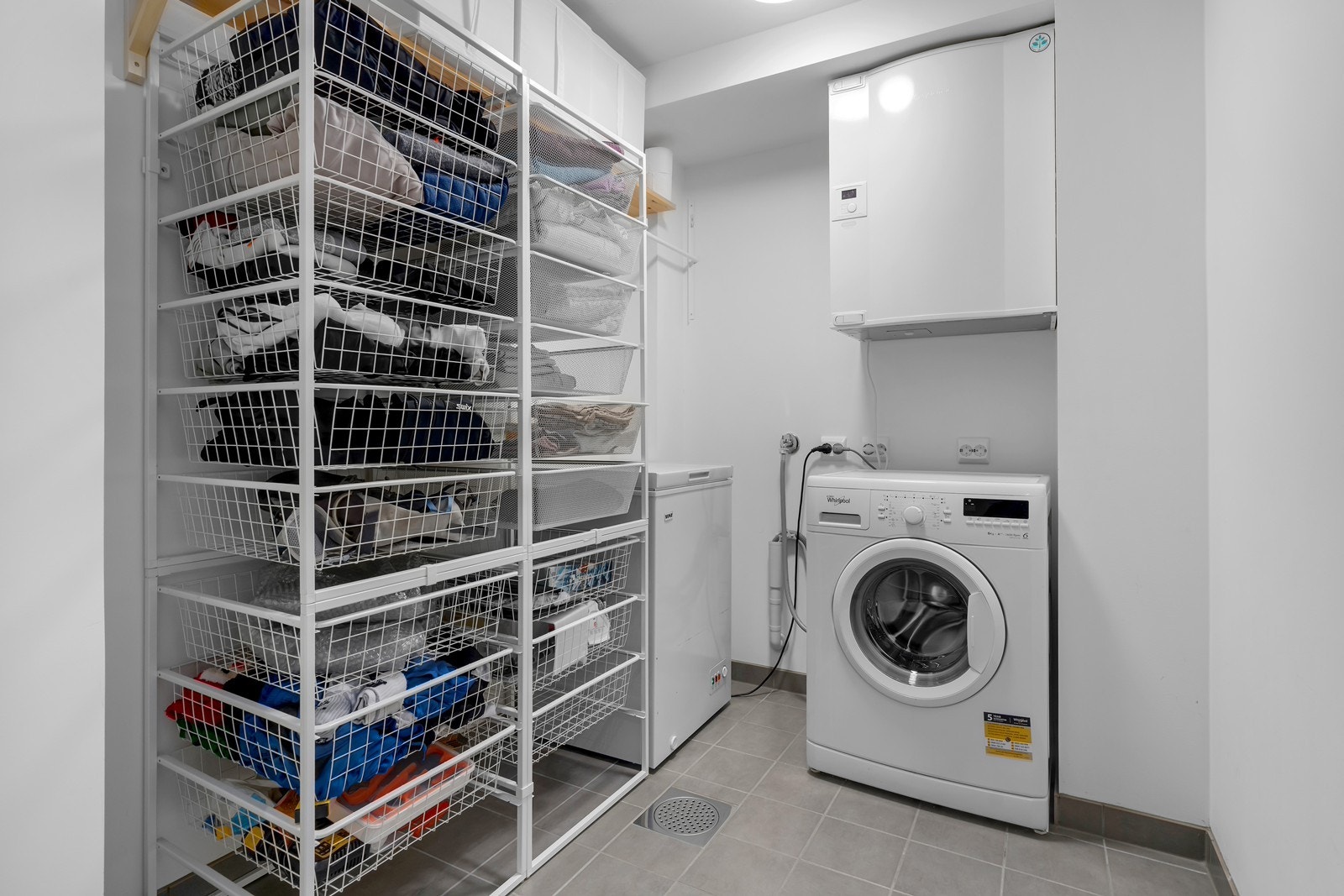 Vaskerom/teknisk rom med praktiske trådhyller Galleribilde