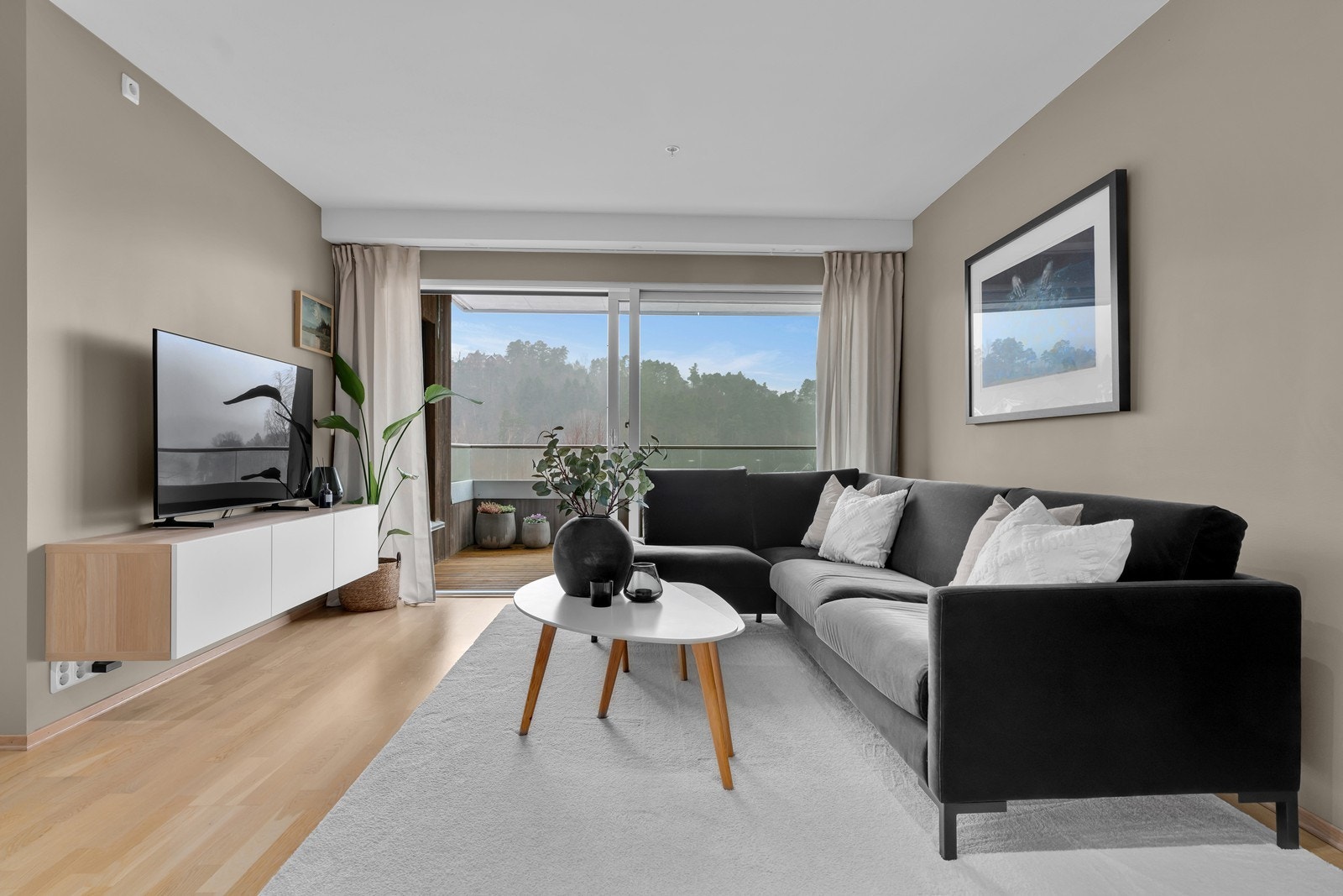 Skyvedør ut til balkongen fra stuen Galleribilde