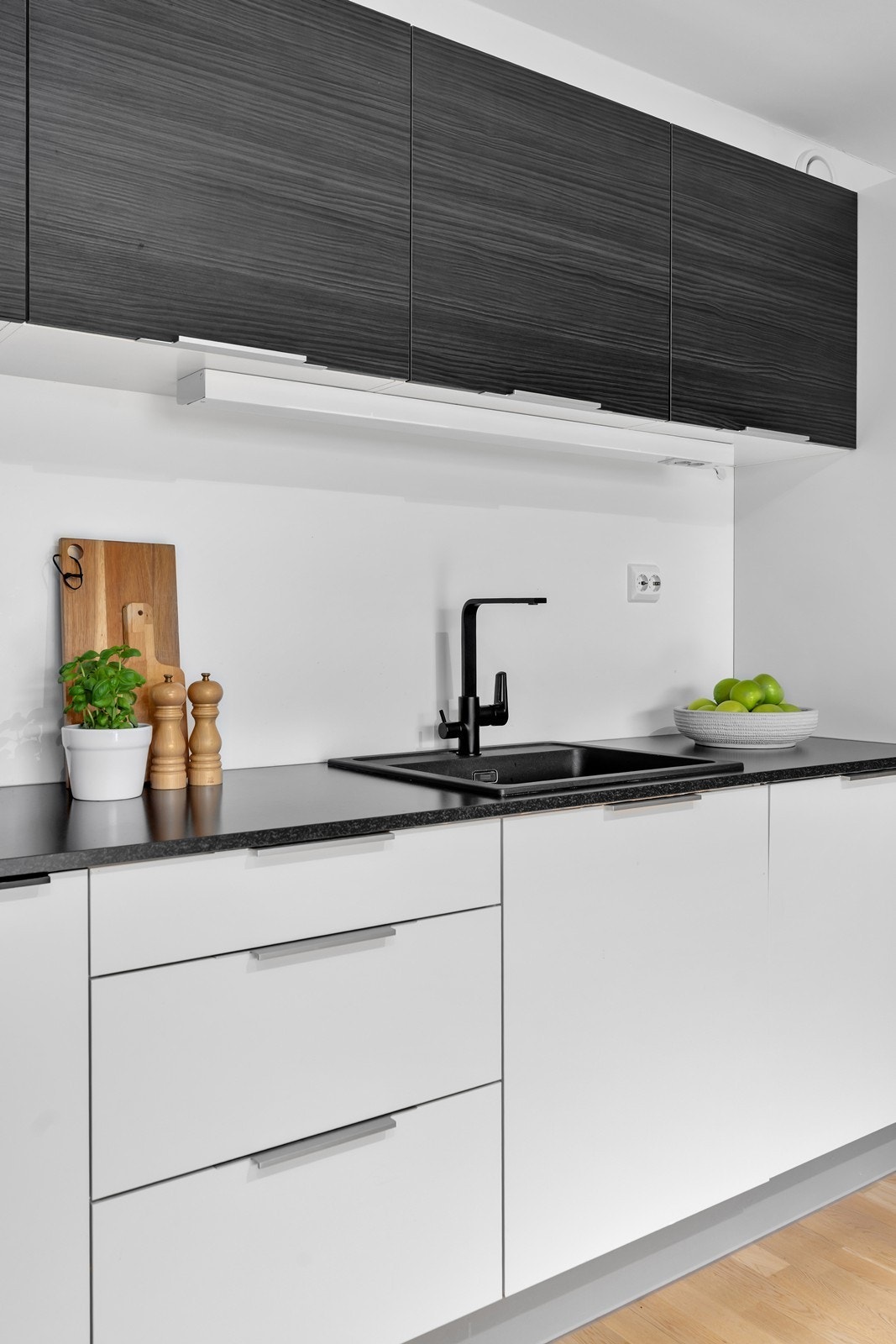 Det er nytt (2024) kjøkkenarmatur og vask, samt ny (2025) oppvaskmaskin Galleribilde