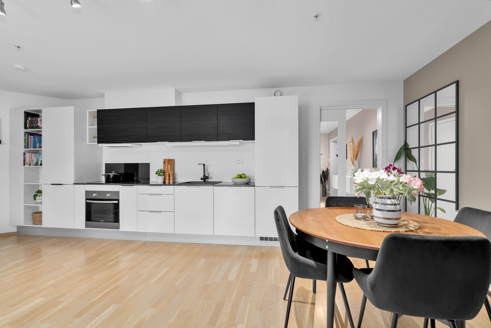 Pent kjøkken med integrerte hvitevarer Galleribilde