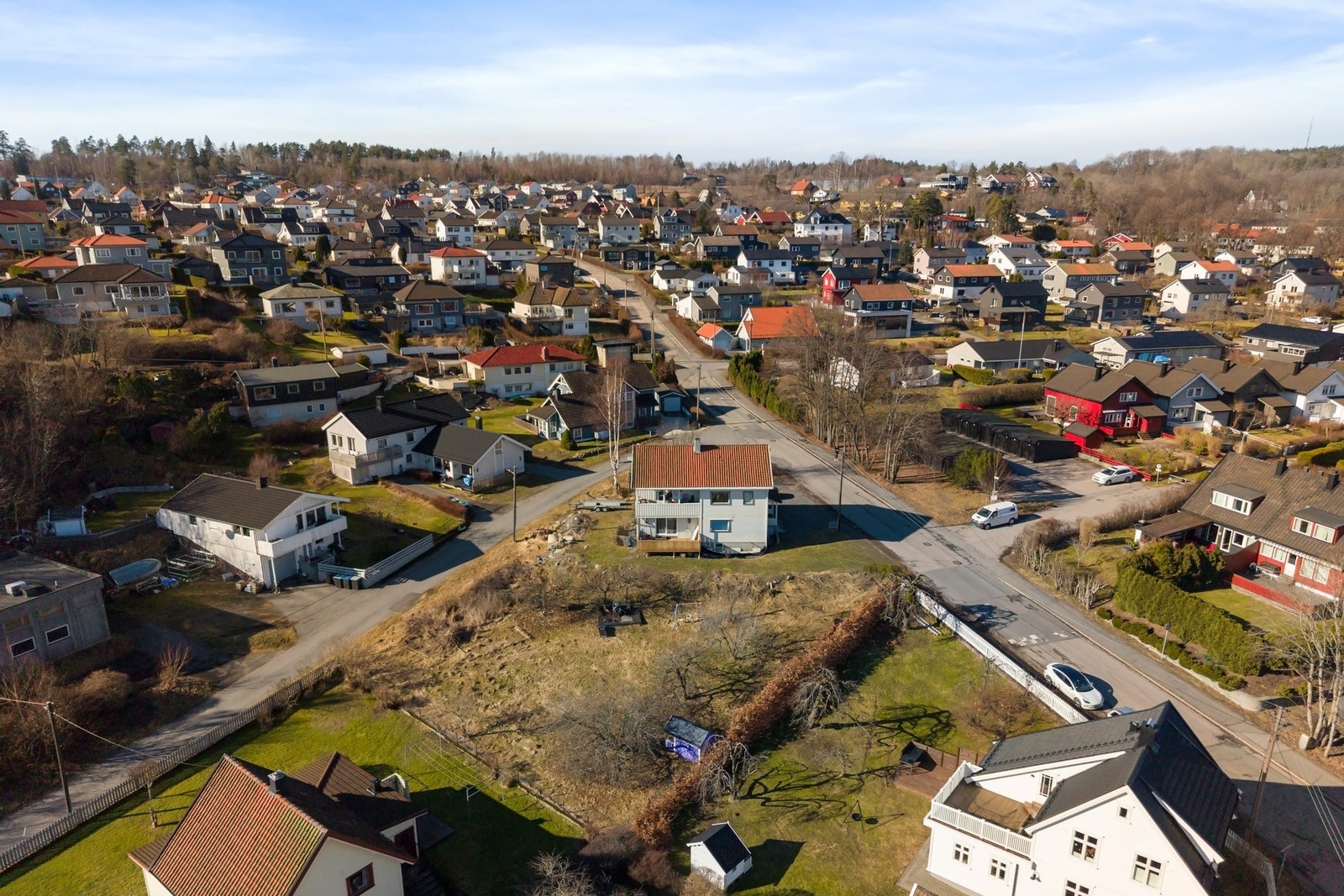 Det er vann- og avløpsledninger i Anna Hagmans gate (nordsiden av tomten) Galleribilde