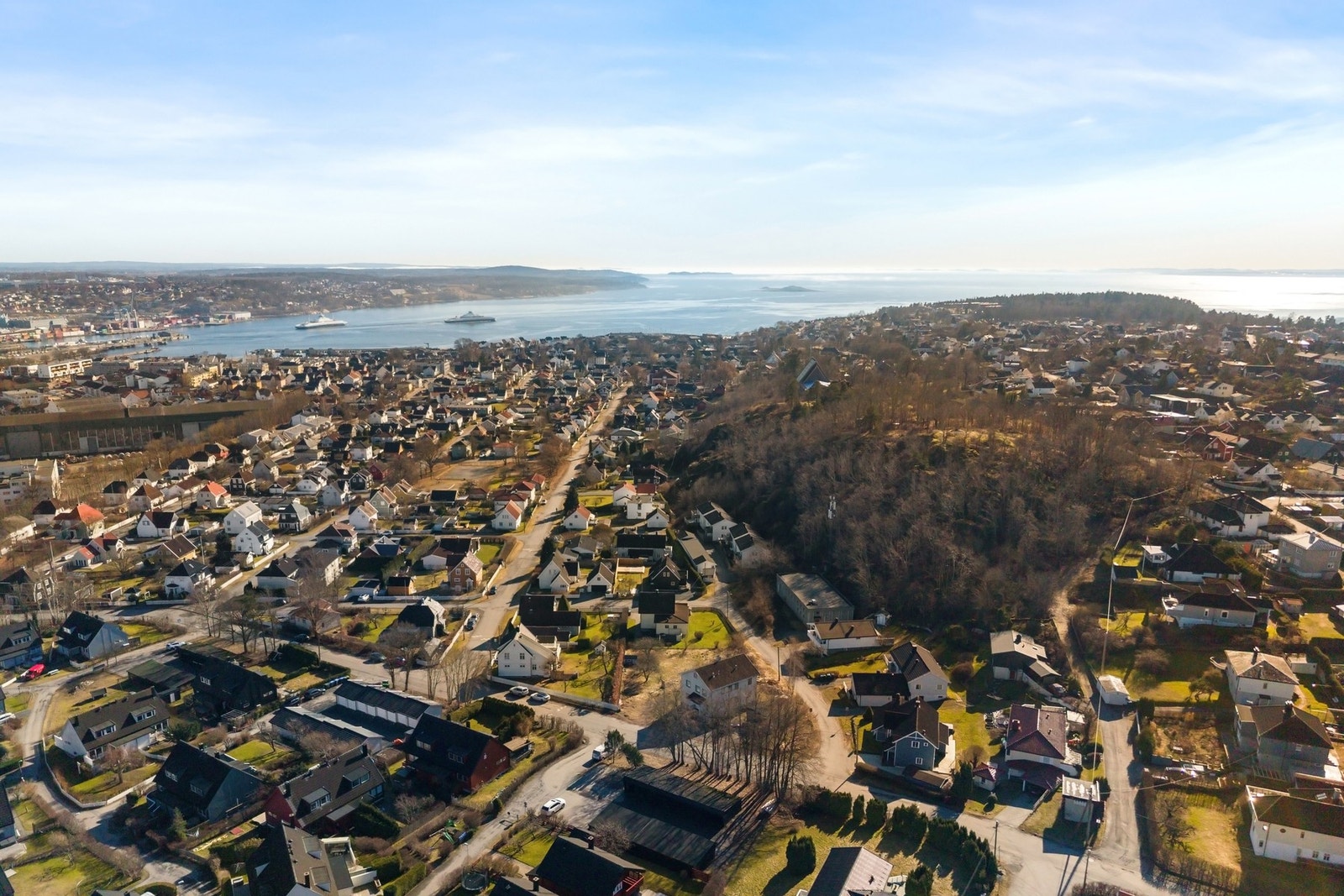 Tomten ligger i et rolig, etablert og etterspurt boligområde Galleribilde
